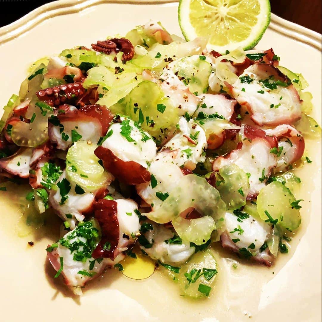 志摩有子さんのインスタグラム写真 - (志摩有子Instagram)「何度も作っている定番メニューも切り方や火入れの違う素材を使うと新鮮に食べられる。茹で蛸を柔らかな湯引きタイプにして、セロリをいつもより薄めに。それだけで違うメニューみたい。しまなみの青レモンを頂いたので贅沢に。  #タコマリ #タコセロリ #しまなみレモン」11月12日 22時11分 - ariko418