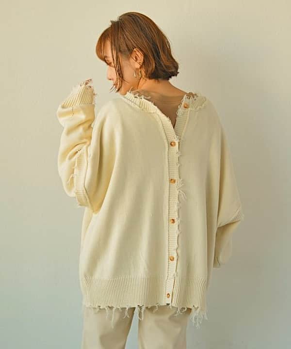 のインスタグラム：「＼＼NEW ARRIVAL／／ ㅤㅤㅤㅤㅤㅤㅤㅤㅤㅤㅤㅤㅤ  #2WAYフリンジニット NAT.BLK.BEG.LGRN ¥4,950(taxin) ㅤㅤㅤ  今季大注目マルチウェイスタイルの ２WAYニットがホリデーから新登場。 ルーズなゆったりとしたシルエットは 女性らしい可愛らしさをプラス。 首元や裾などにダメージ加工が 施されているので こなれ感を演出した着るだけで 楽しめる１着に♪ スリーブは今季トレンドのレイヤード風の デザインになっており ホリデーらしいカジュアルな スタイリングにも相性抜群◎ おしゃれを盛り込んだ気軽に着れちゃう 着映えアイテムです。 お気に入りの１枚が見つかる豊富な カラー展開も魅力のひとつ♡  #arholiday #auntierosaholiday #アンティローザホリデー #arh #arh_ootd #fashion #instafashion #coordinate #ootd #outfit #outfitoftheday #instacode #fashonista #fashiongram #holiday_aw2020  #Autumn #Autumncollection  #マルチウェイニット　#2wayニット #ダメージニット　#ルーズニット」