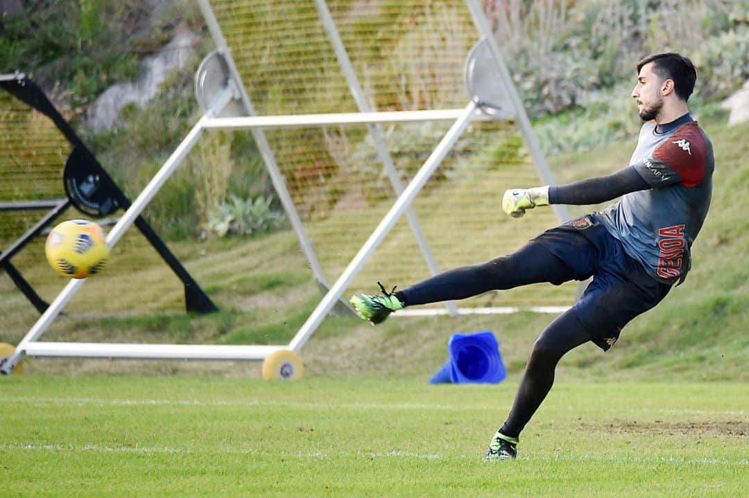 マッティア・ペリンのインスタグラム：「Morning training ⚽️🏃🏻‍♂️」