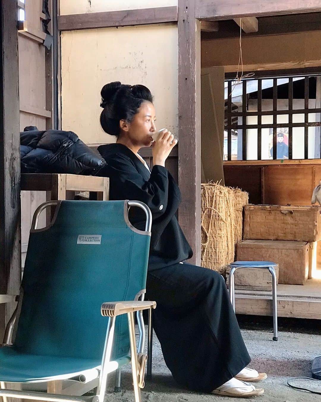 鈴木砂羽さんのインスタグラム写真 - (鈴木砂羽Instagram)「ひっそり、いつの間にか #井上真央ちゃん に 撮られておりました( ¯∀¯ ) でもワタシがふつーに 茶を啜ってて、お気に入りショットです。 ぜんぜん気が付かなかった！ やるな、真央ちゃん。  去年の今頃は京都の 松竹の撮影所におりました。     夜の京都の撮影は冷えたから やたらラーメンラーメン 言ってたのを思い出した笑  #大コメ騒動  #来年1月公開  #京都撮影 #松竹撮影所」11月12日 22時06分 - bombon_sawa