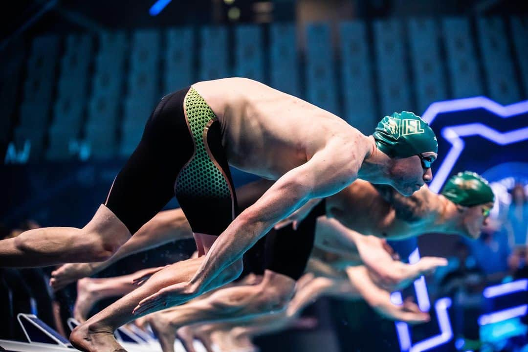 スピードさんのインスタグラム写真 - (スピードInstagram)「👀 @tomdean00 & @ryan_f_murphy spotted in our NEW Ultraviolet & Stealth Hex racing suits. Each wore one to match their team colours at ISL....   Which colour would you pick to wear at your next meet? 🟢🟣  📷 by @mike2swim   #TeamSpeedo #GlowAgain #MadeForFastskin」11月12日 22時06分 - speedo