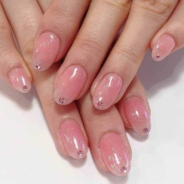 三浦真理子のインスタグラム：「. nailに行ってきましたぁ💅 . 今回は10本同じデザイン🥰 . 前回ツイード柄で派手だったので今日はシンプル系にしてみました🤗 . 先端にピンクストーンを💖 プルっとしたピンクラメでキラキラに🤩いい感じ💓 . . #nail #instagood #pleasefollowme #ネイル #ネイルデザイン #ピンクラメネイル #いいねしてね #ネイル好きな人と繋がりたい #💅 #気分転換 #네일 #네일아트 #冬ネイル #🍀」