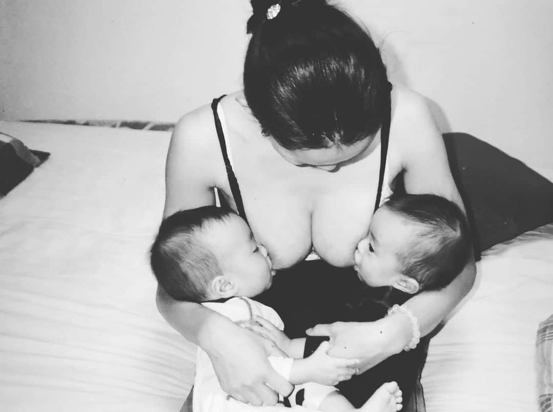 日登美さんのインスタグラム写真 - (日登美Instagram)「Exclusive breastfeeding for my twins 👯‍♂️This is how it looks like😂for 3 years🤱 Eating brown rice and burdock and dandelion tea were really help to making milk until the end👍 and very special breast massage @oketanishiki is the best🤱❤️  実は初産では母乳半年でミルク、次女では七か月、ついに双子で完全母乳を目指すに至った私は、寝床に番茶と玄米おむすびを持ち込み、たんぽぽコーヒーやゴボウをワシワシ食べてほぼ3年間の完全母乳育児期を過ごしました。 色々やったからこそわかる、母乳育児とミルクの違い、または違わないところ。メリット、デメリット。 ともあれどの子も元気で大きくなったね🥺❤️  おっぱいのなんたるかは、22歳初産の時、桶谷式おっぱいマッサージ @oketanishiki にて教わりました。あのマッサージ今思い起こしても神🙏✨そしてあの厳しい先生達も😂🙏団子でオッパイ詰まらせたりしたなぁ…怒られるなぁ、とかドキドキしながらオッパイマッサージに通っていたなぁ…😂  今となれば全てが良き思い出なり。 そして見る影もないこのボインに若さを感じる…あぁ懐かしの我が二十代よ！  #breastfeeding #exclusive #momslife #natural #lifestyle #kids #baby #twins #longtimeago #母乳育児 #桶谷式母乳マッサージ #お世話になりました #神でした #自然育児 #双子ママ」11月12日 22時08分 - hitomihigashi_b