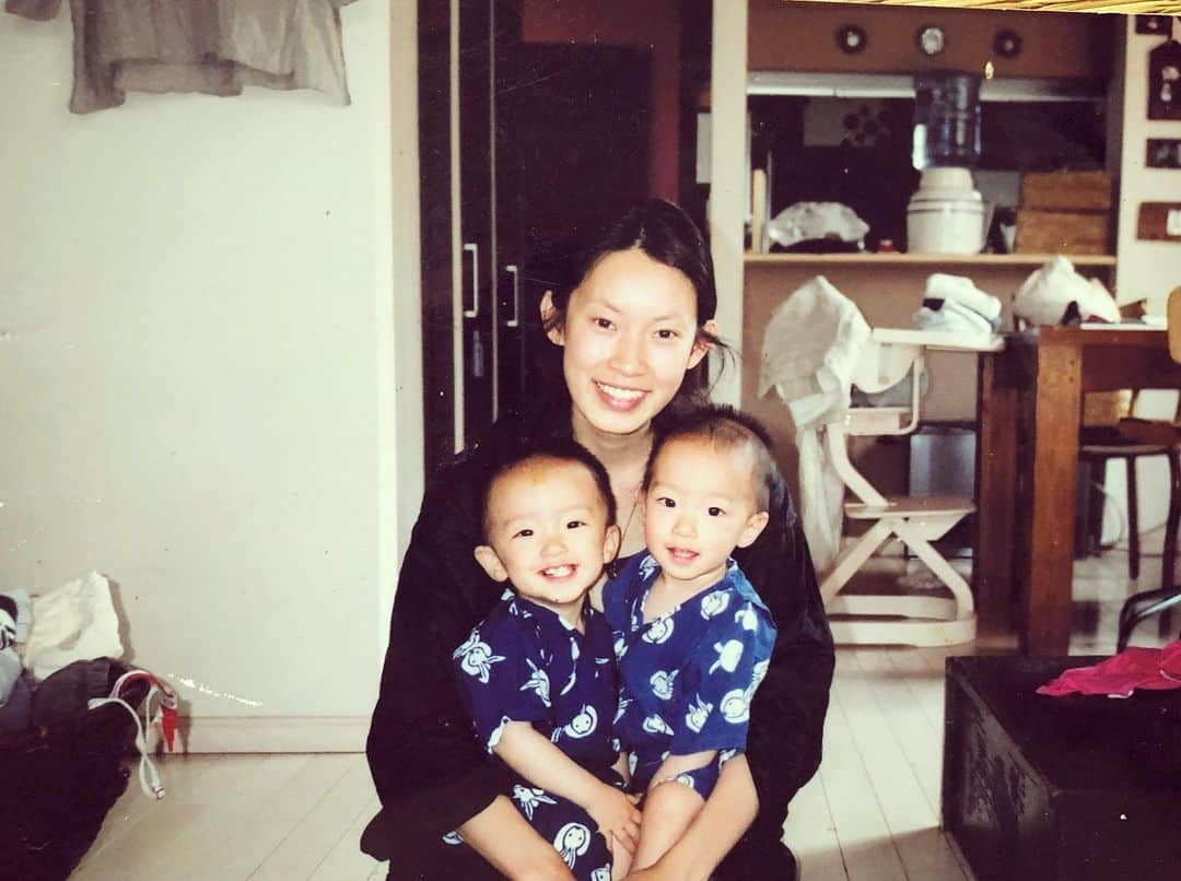 日登美さんのインスタグラム写真 - (日登美Instagram)「Exclusive breastfeeding for my twins 👯‍♂️This is how it looks like😂for 3 years🤱 Eating brown rice and burdock and dandelion tea were really help to making milk until the end👍 and very special breast massage @oketanishiki is the best🤱❤️  実は初産では母乳半年でミルク、次女では七か月、ついに双子で完全母乳を目指すに至った私は、寝床に番茶と玄米おむすびを持ち込み、たんぽぽコーヒーやゴボウをワシワシ食べてほぼ3年間の完全母乳育児期を過ごしました。 色々やったからこそわかる、母乳育児とミルクの違い、または違わないところ。メリット、デメリット。 ともあれどの子も元気で大きくなったね🥺❤️  おっぱいのなんたるかは、22歳初産の時、桶谷式おっぱいマッサージ @oketanishiki にて教わりました。あのマッサージ今思い起こしても神🙏✨そしてあの厳しい先生達も😂🙏団子でオッパイ詰まらせたりしたなぁ…怒られるなぁ、とかドキドキしながらオッパイマッサージに通っていたなぁ…😂  今となれば全てが良き思い出なり。 そして見る影もないこのボインに若さを感じる…あぁ懐かしの我が二十代よ！  #breastfeeding #exclusive #momslife #natural #lifestyle #kids #baby #twins #longtimeago #母乳育児 #桶谷式母乳マッサージ #お世話になりました #神でした #自然育児 #双子ママ」11月12日 22時08分 - hitomihigashi_b