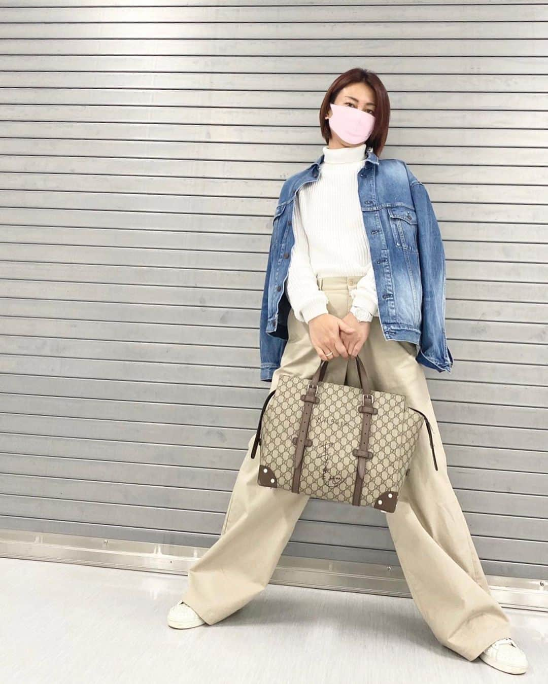 氷川きよしさんのインスタグラム写真 - (氷川きよしInstagram)「八王子オリンパスコンサートの私服はこんな感じでしたー！  ワイドなパンツに白のタートルを足長効果を図るためにパンツにインして合わせてみましてデニムジャケットを肩掛けしましたぁー！  マスクは差し色にオリジナルピンク♡  by kii  #氷川きよし #hikawakiyoshi #氷川きよしコンサートツアー2020 #オリンパスホール八王子  #ootd #kii #bykii #キヨラー」11月12日 22時09分 - hikawa_kiyoshi_official