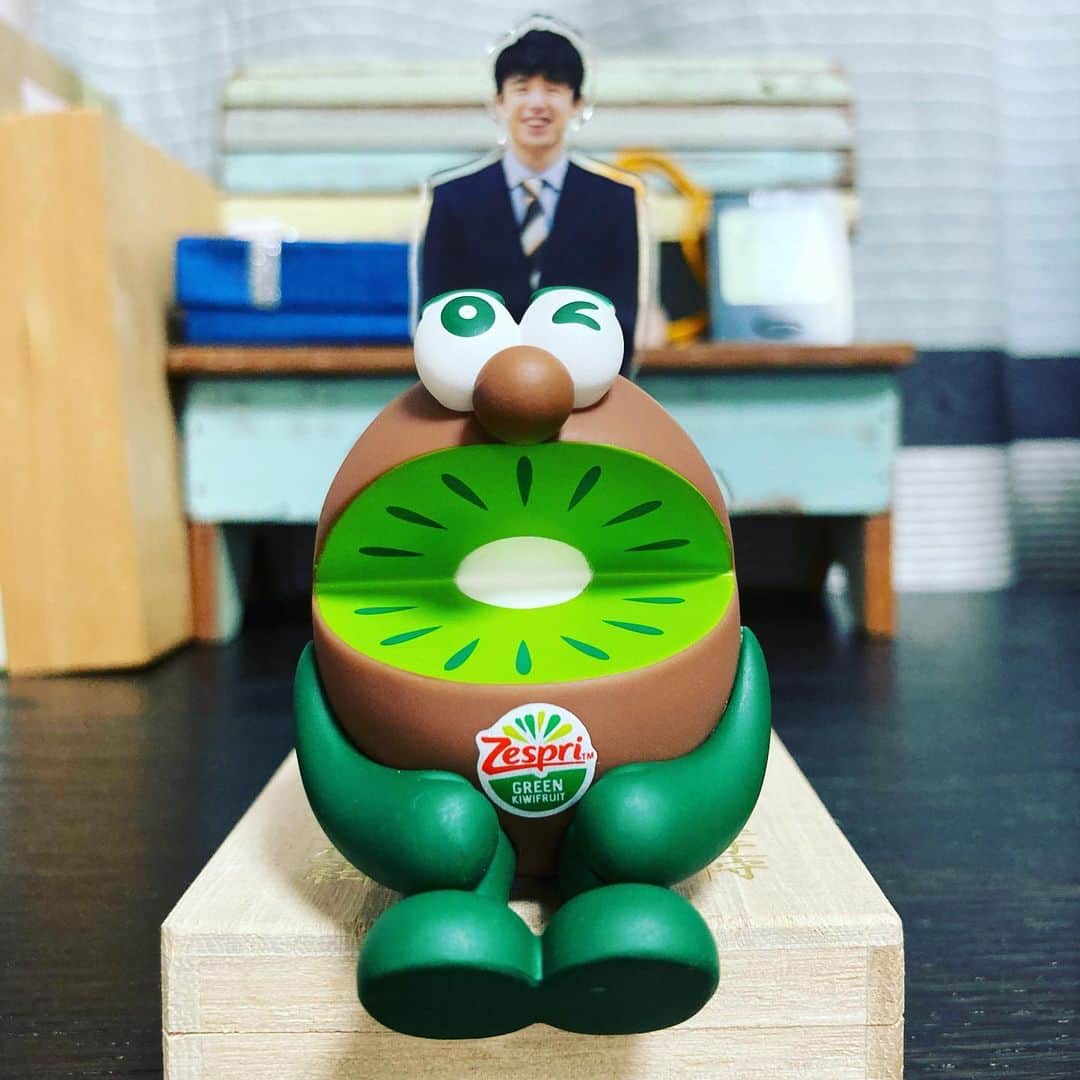 久保ミツロウのインスタグラム：「やっと手に入れた…🥝一人暮らしで食べ切れない量のキウイ🥝と共に…。 そして野菜を久しぶり沢山食べようと思って大量のちゃんぽんを作ってしまう長崎県民。 夜なので麺無しです。」