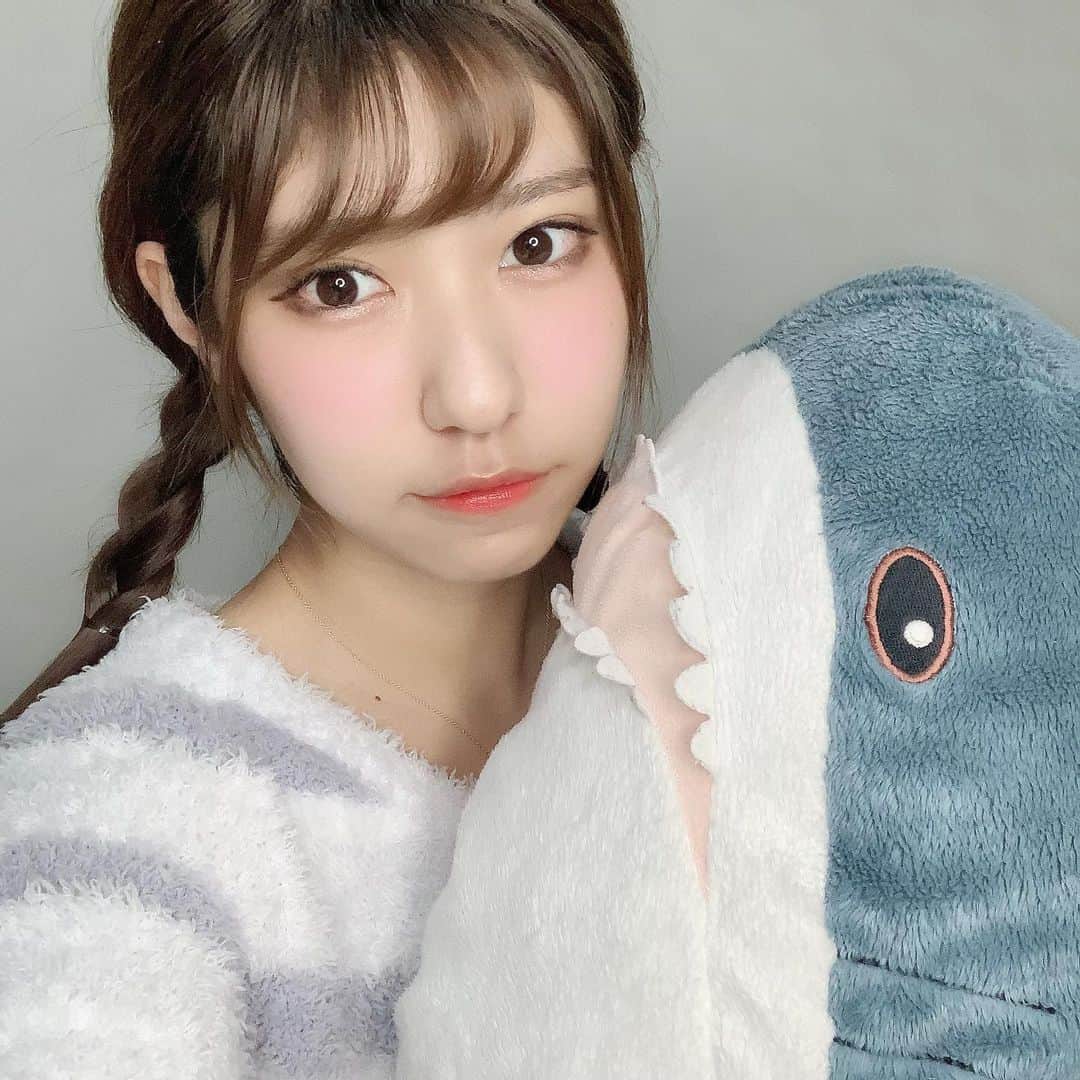脇田璃奈のインスタグラム：「最近の私はと言いますと、ジェラピケを着てIKEAのサメちゃんと寝たり、図書館に篭って本を読んだり、暇さえあれば筋トレをするなどしています . . . #ジェラピケ #selfie #ikeaのサメ」