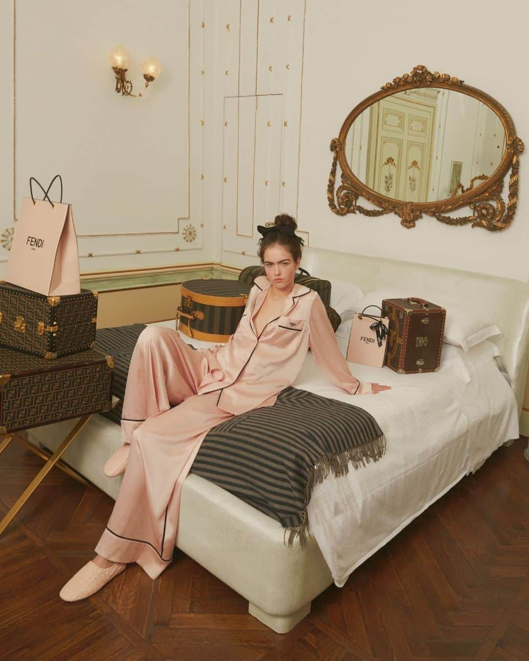 Fendiさんのインスタグラム写真 - (FendiInstagram)「A moment to relax. Ensure your downtime is a luxurious affair with the #FendiHoliday essentials. #FendiGifts   Photographer/Director: @venetialscott  Styling: @Chaos Models: @stellajones, @sonny_hall, @selenaforrest, @chengmengge, @jie_zdeng」11月12日 22時10分 - fendi