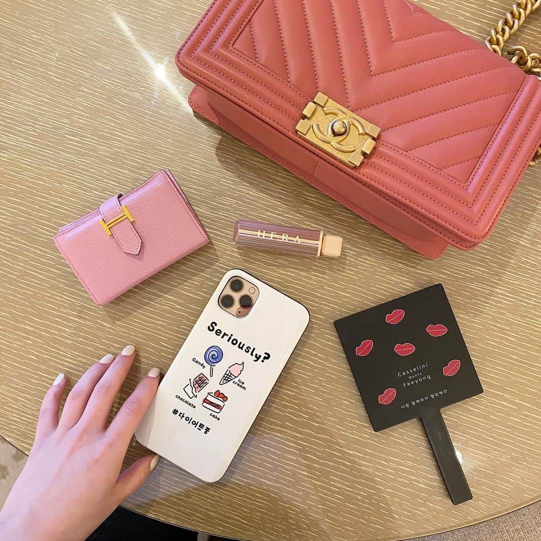 ひよんのインスタグラム：「👸💓👜 ㅤㅤㅤㅤㅤㅤㅤㅤㅤㅤㅤㅤㅤ やっぱりピンクが大好きだけど、 最近はダイエットしなきゃだから iPhoneケースは #twinsh の #誘惑ケース 😂🍭 ケース見てダイエットがんばろ🥺✨ ㅤㅤㅤㅤㅤㅤㅤㅤㅤㅤㅤㅤㅤ #diet #chanel #hermes #casselini #hera #다이어트 #다이어트중 #핑크 #희영 #ひよん雑貨 #バッグの中身」
