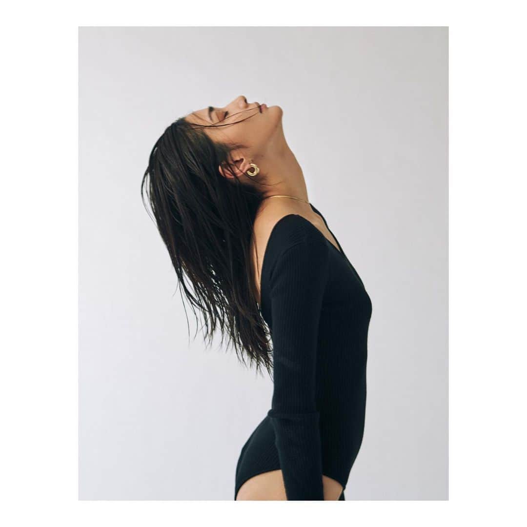 のインスタグラム：「. Rib knit bodysuit ブラック再販の声を多数頂きありがとうございました！ 今年もボディスーツ作りました🦋  CARAMALIBELならではのスーパーロングスリーブと抜けたバックスタイルが人気のボディスーツ、 わたしも去年から何度も着ていますがヘタらず毛玉無しの現役なので、長く愛用していただけると思います✨  着心地抜群で着回し力もハンパないです💪🏽是非お試しくださいね！ 来週末発売を予定しています。 #CARAMALIBEL」