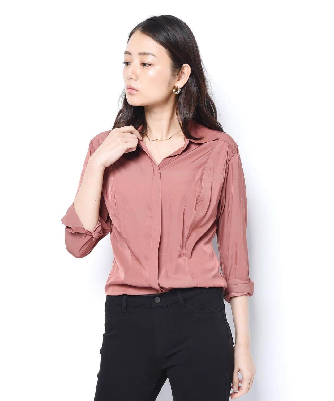 片山萌美さんのインスタグラム写真 - (片山萌美Instagram)「@heartcloset_official 様 のシャツ。 とろみを持たせながら、スタイルもよく見せてくれるデザイン。 そして、この絶妙な美しいピンクの色味。 ピンクを着るのが苦手な方も このピンクならチャレンジしやすいかも！  お仕事場でも、普段使いでも 万能なシャツだと思います✨  #heartcloset  #moemikatayama」11月12日 22時16分 - moet_mi