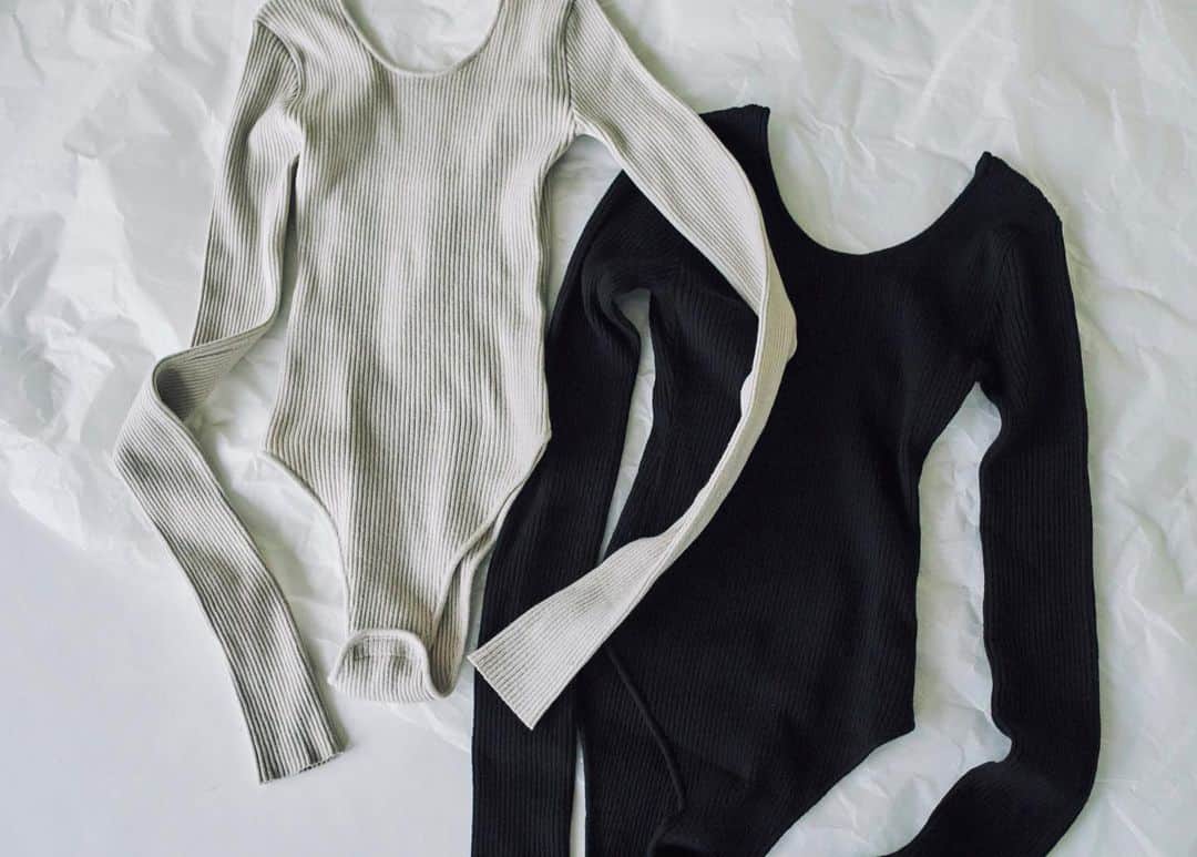 のインスタグラム：「. Rib knit bodysuit ブラック再販の声を多数頂きありがとうございました！ 今年もボディスーツ作りました🦋  CARAMALIBELならではのスーパーロングスリーブと抜けたバックスタイルが人気のボディスーツ、 わたしも去年から何度も着ていますがヘタらず毛玉無しの現役です！  着心地抜群で着回し力もハンパないです💪🏽是非お試しくださいね！ 来週末発売を予定しています。 #CARAMALIBEL」