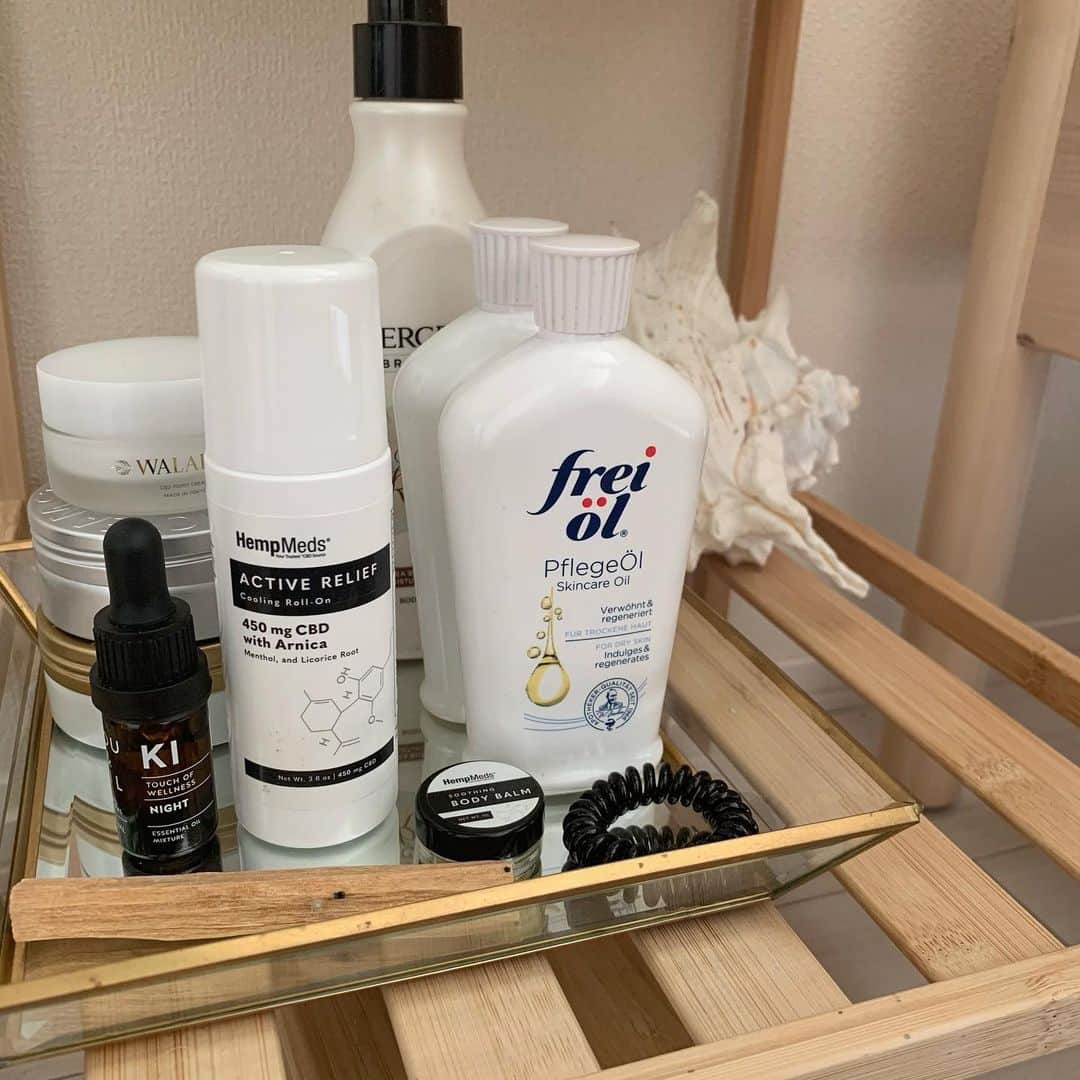 Alisaのインスタグラム：「night routine🌙✨ 夜使いたいものはベッドサイドテーブルに まとめて置いてます  @freioil.jp  @steamcreamjapan  保湿はその日の気分で オイルやクリームを使い分け  フレイオイルは好きすぎて パーツごとにオイル変えてる🥺  @hmjpn0808  @walala.jp  頭使ったり、体バキバキの日は CBDクリームやロールオン  ロールオンタイプはナチュラルな ア◯メルツヨコヨコ的な(笑) 次の日本当に楽になるので夫婦で愛用中  @youandoil.jp  @foretment_daikanyama  寝つきが悪い時や瞑想したい時は ユーアンドオイルの"NIGHT" エッセンシャルオイルでリラックス  浄化用にベッドサイドにも置いてる パロサントは毎朝焚くのが日課  それではおやすみなさい💤  #ナイトルーティン#保湿ケア#アリサコスメ❤︎」