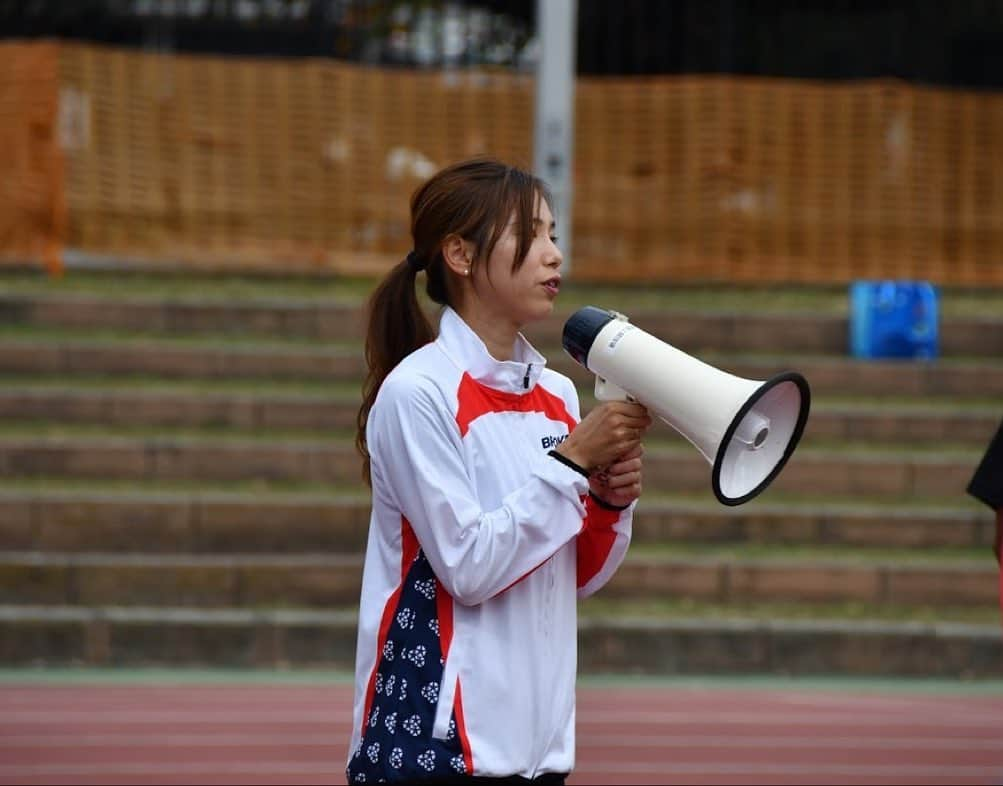 下門美春さんのインスタグラム写真 - (下門美春Instagram)「先週土曜日(11/7)織田Fで行われたBROOKS×ELDRESO×ラフィネ陸上部イベント🏃‍♀️🏃‍♂️ 200m×50本 (10本×5セット)の写真🙂 どの組も担当していないのにどの組にも映り込む女🙂✨ 全部ポーズ違うの☺️！笑 S→Eチームまで🙋‍♀️✨ 皆さんお疲れ様でしたー！ 2枚目は何かに驚いている、、、急にコメント振られたからかな？🤔💡 #brooks #eldoreso  #ラフィネ陸上部 #マラソン #マラソン女子 #ランニング #ランニング女子 #japan #marathon #runner #running #training @eldoreso  @brooksrunningjp」11月12日 22時18分 - 38shimo