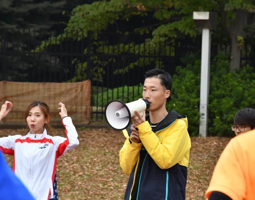 下門美春さんのインスタグラム写真 - (下門美春Instagram)「先週土曜日(11/7)織田Fで行われたBROOKS×ELDRESO×ラフィネ陸上部イベント🏃‍♀️🏃‍♂️ 200m×50本 (10本×5セット)の写真🙂 どの組も担当していないのにどの組にも映り込む女🙂✨ 全部ポーズ違うの☺️！笑 S→Eチームまで🙋‍♀️✨ 皆さんお疲れ様でしたー！ 2枚目は何かに驚いている、、、急にコメント振られたからかな？🤔💡 #brooks #eldoreso  #ラフィネ陸上部 #マラソン #マラソン女子 #ランニング #ランニング女子 #japan #marathon #runner #running #training @eldoreso  @brooksrunningjp」11月12日 22時18分 - 38shimo