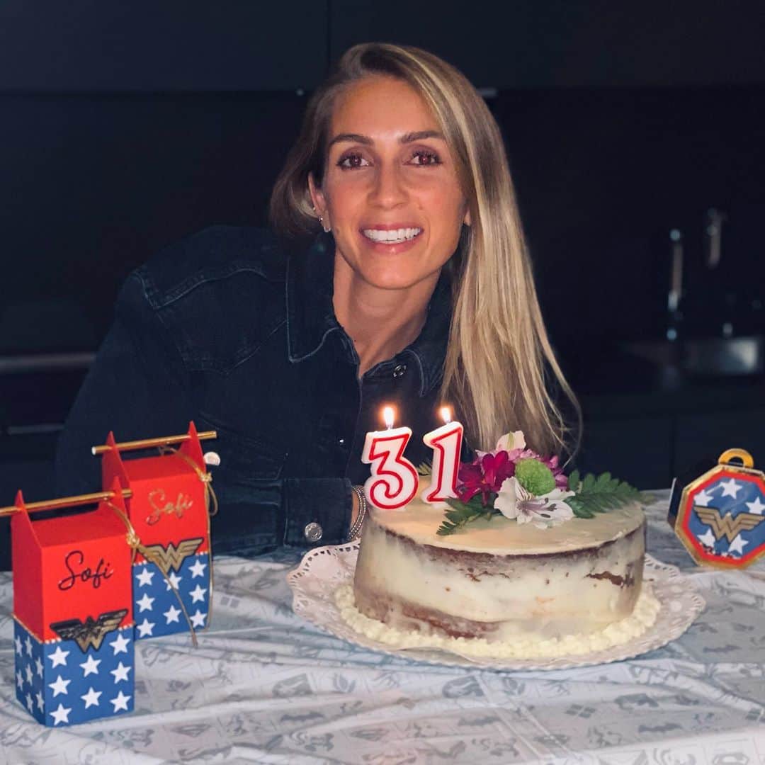 ソフィア・バルビのインスタグラム：「Gracias a todos por los saludos de cumple... este año los 3 deseos fueron uno! 🦾🦋🎉」