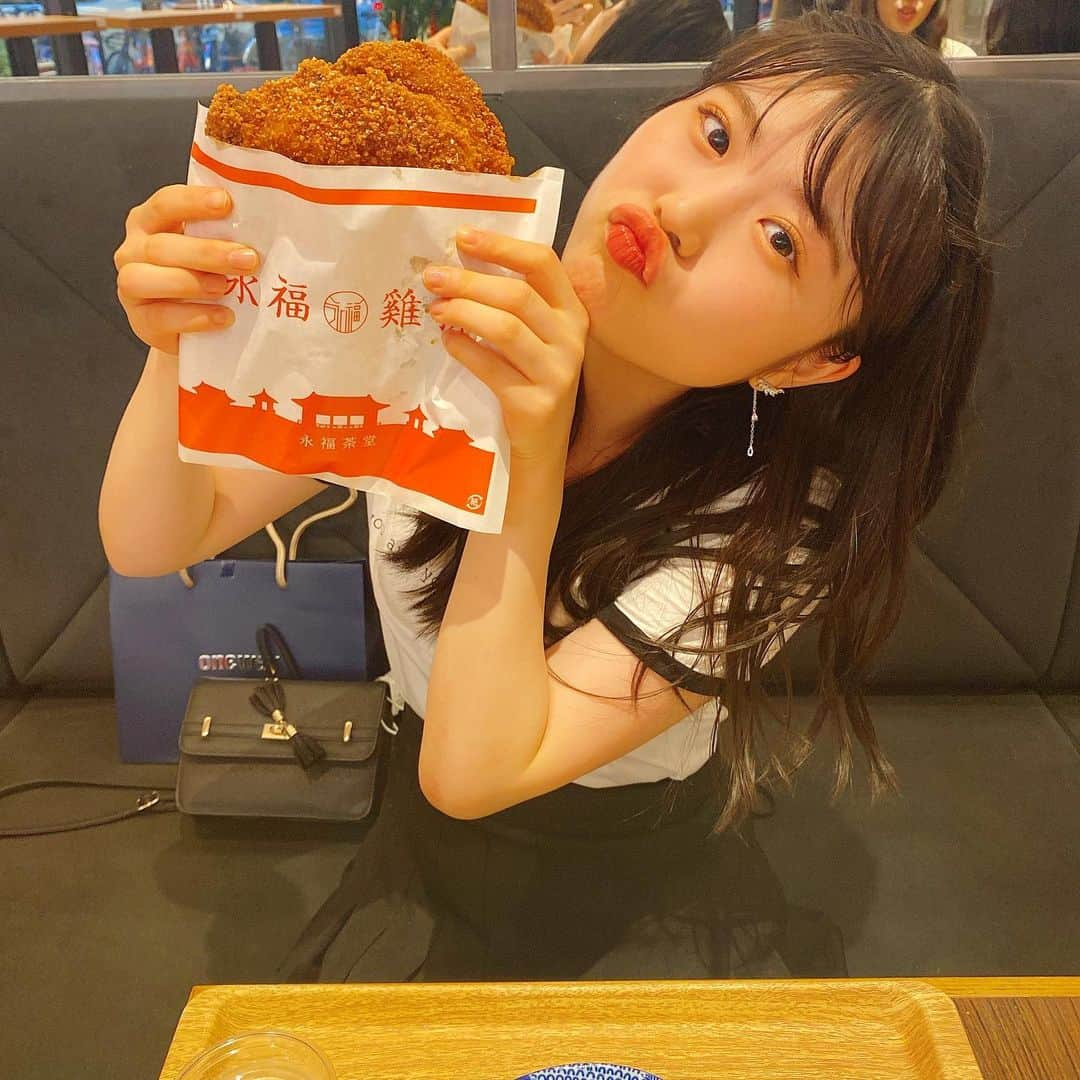 出口結菜さんのインスタグラム写真 - (出口結菜Instagram)「《🐙#梅田　#永福酒吧 》﻿ ﻿ ﻿ 🍗 大鶏排（¥800）﻿ 🥟チーズ餃子（¥495）﻿ ﻿ リンクス梅田の1階にある台湾料理屋さん！﻿ ﻿ ﻿ 大鶏排をずっと食べてみたくて、、﻿ ﻿ でもほとんど関東にしかなくて、、、﻿ ﻿ でもここのお店が関西初上陸✨✨✨✨﻿ ﻿ ﻿ ﻿ 🐔大鶏排はほんまに大きい唐揚げで、﻿ 肉厚たっぷりの、ジューシーな鶏の胸肉が1枚丸ごと🤩🤩🤩🤩﻿ ﻿ 胸肉は歯応えも抜群！！！﻿ ﻿ しっかり厚みがあって、食べ応えありました😳﻿ ﻿ しかも、衣はめっちゃサックサクで、﻿ 普通の唐揚げの味じゃなくて、クセになるスパイスがめっちゃかかってるのが良き‼️‼️﻿ ﻿ ﻿ 友達と2人で半分こしてんけど、お店の方が１枚頼んだのに切ってくださってすごい優しかったぁ🥺💗﻿ ﻿ ﻿ ﻿ 🥟チーズ餃子も食べてんけど、﻿ ﻿ ほんまに今まで食べた餃子の中でほんまに1番って言っていいぐらい美味しかった😳😳😳😳😳😳﻿ ﻿ 肉汁たっぷりの餃子にスパイスがきいたチーズ、、﻿ ﻿ ﻿ ﻿ ここのお店のスパイスがほんまに私はどタイプで、、﻿ この餃子は食べるのがもったいなかったぐらいほんまにすき。﻿ ﻿ この餃子が私のタイプのです。笑﻿ ﻿ ﻿ ﻿ ﻿ ほんまにスパイスが今まであまり出会ったことない味やねんけどめっちゃ美味しかった、﻿ ﻿ ﻿ デザートやテイクアウトもできるから梅田行った時は是非🥰🥰🥰﻿ ﻿ \ここのスパイス販売して欲しい🧐/﻿ ﻿ ﻿ ___________________________________________﻿ ﻿ ❤️ 大阪府大阪市北区大深町1-1 LINKS UMEDA 1F﻿ 💗大阪駅から🚶‍♀️5〜10分ぐらい﻿ 💛11時〜23時﻿ 💚無休﻿ ___________________________________________﻿ ﻿ #大阪 #台湾料理 #大鶏排 #🐔 #ジーパイ #🇹🇼  #大阪グルメ #大阪カフェ #梅田グルメ #梅田カフェ #台湾 #唐揚げ #揚げ物 #cafe #カフェ #チーズ #餃子 #🧀 #🥟  #instafood #food #foodstagram #食べ物 #食べ物グラム #グルメ #飯テロ #ラビグルメ  #電柱 （昼方NMBより）」11月12日 22時29分 - yui_laby0622