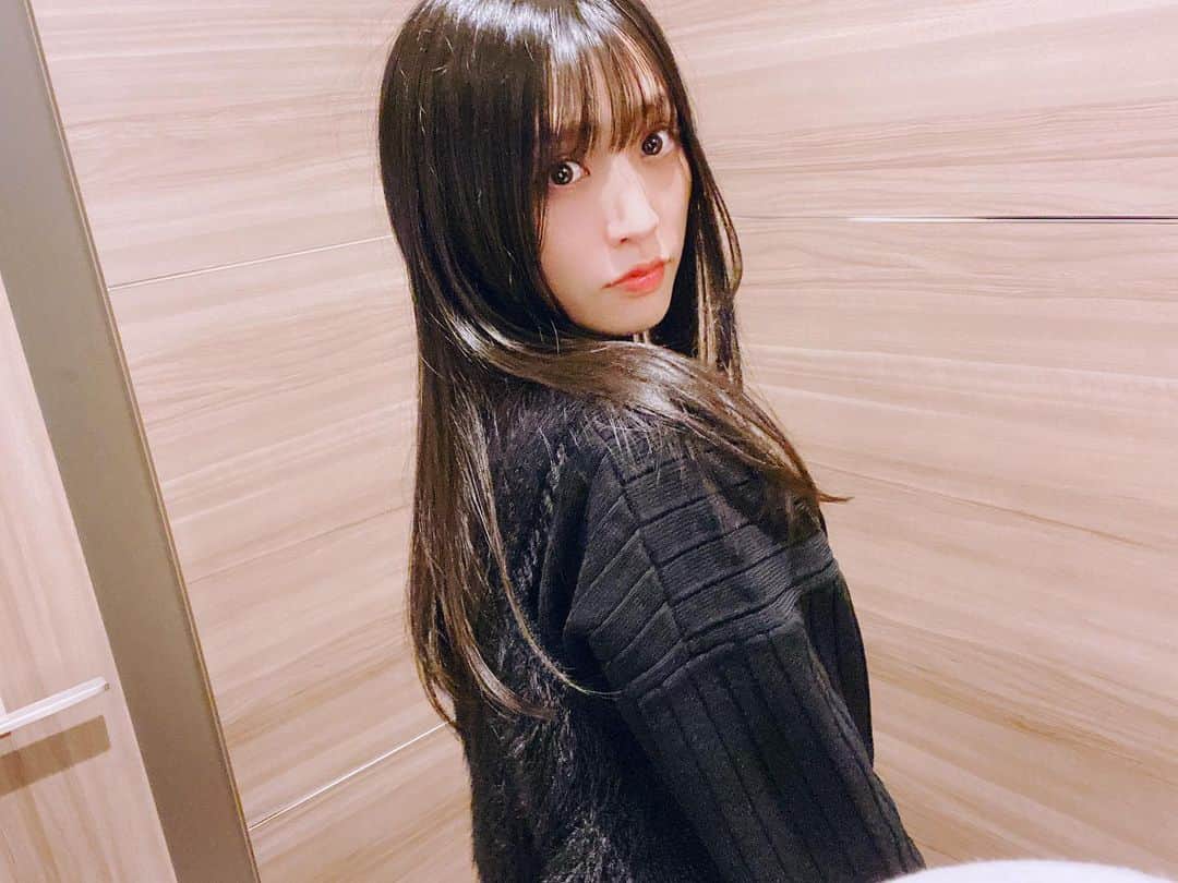 根岸愛のインスタグラム：「✂️💇‍♀️✂️ 美容室(@threeharajuku )行って髪の毛整えてもらいました🥰 ツヤツヤなった〜☺️💕 #cut #hairstyle #hair #haircut #美容室 #黒髪 #ロングヘアー #黒髪ロング #ストレート」