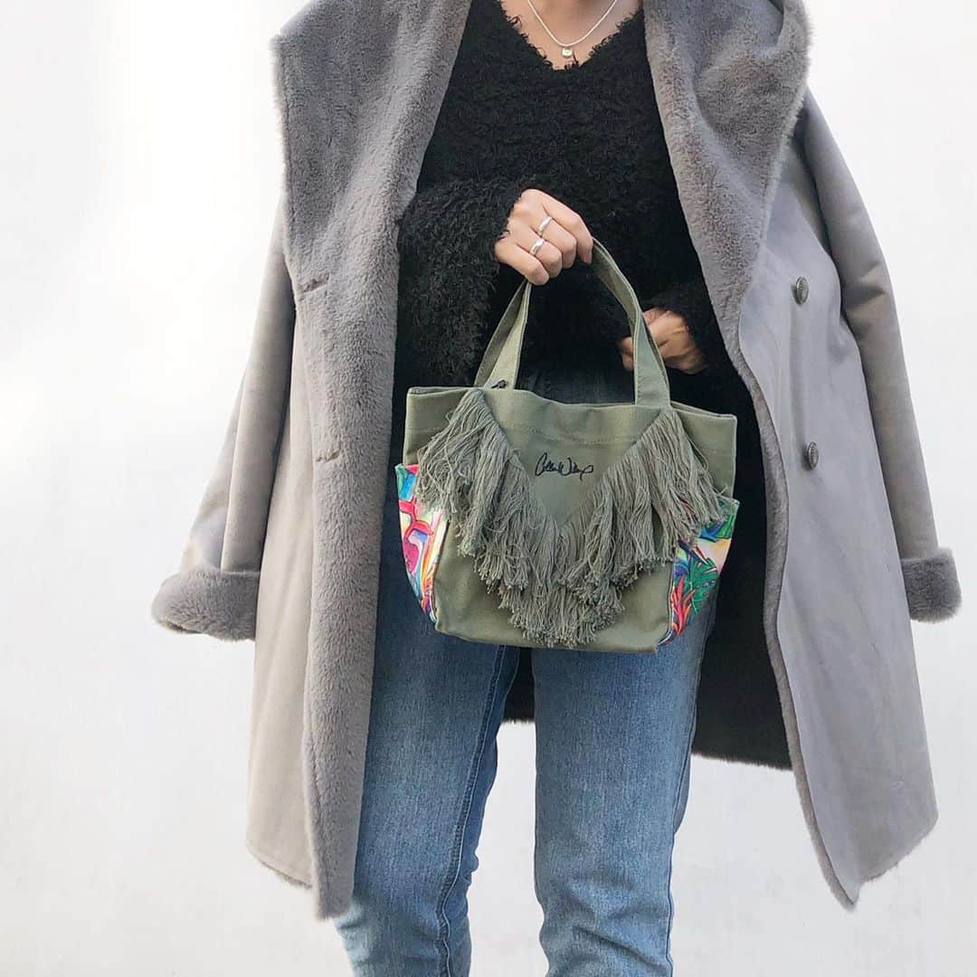 ラレイアのインスタグラム：「🌴 Colleen WilcoxのアートデザインVフリンジトート😊✨ ・ 今年も大人気💕V型のフリンジがお洒落😍🧡 ・ サイドのアートは実はポケットになっていて便利なitemです🌟 ・ ・ そしてこちらのコートはLa Leiaのオリジナルムートンコート☺️ ・ ---La Leia Precious Life(ラレイア)--- @laleia_official ・ 楽天市場店 https://www.rakuten.co.jp/laleia-p-life/ ・ ・ ・ #art#hawaii#aloha#surf#beach#laleia#ハワイ#フォトジェニック#インスタ映え#インスタ女子#アロハ#ビーチ#海を感じる雑貨#ラレイア#アート#ビーチガール#サーフスタイル#大人カジュアル#コリーンウィルコックス#ギフト#プレゼント #秋コーデ #ムートンコート #楽天 #colleenwilcox #トートバック」