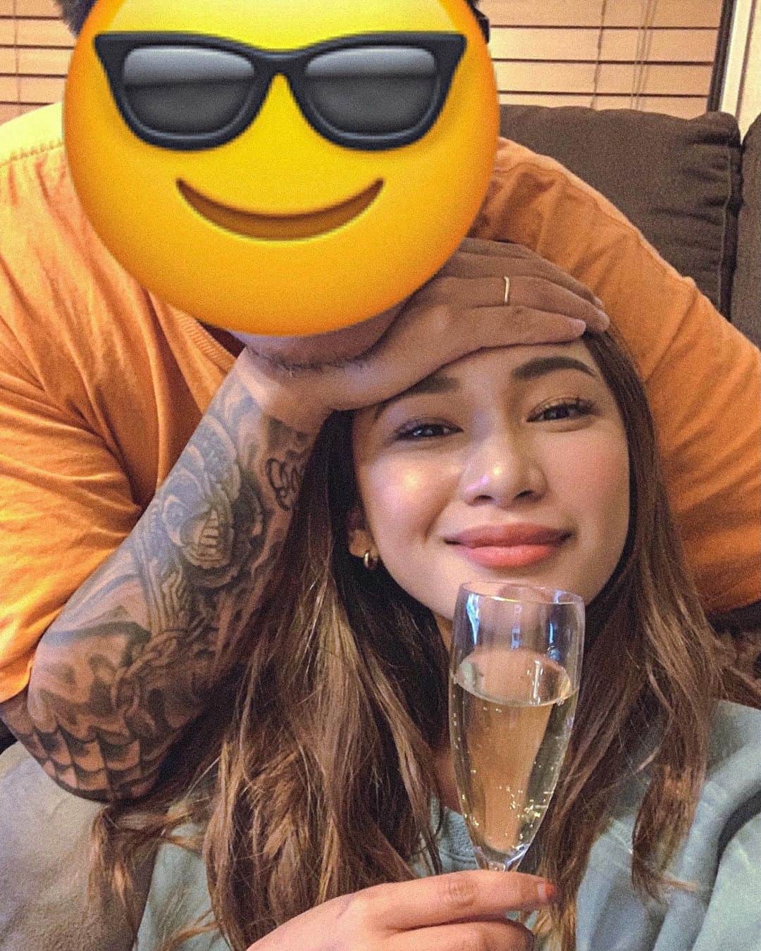 新井ニーニャのインスタグラム：「🌹﻿ ﻿ ﻿ 沢山喧嘩したし﻿ 沢山泣いたけど﻿ 時が経てば経つほど﻿ 絆は深まって﻿ 昨日より今日、今日より明日﻿ どんどん好きになる﻿ 今日が100%って思うのに﻿ 次の日もまた愛が生まれるって﻿ なんだか不思議。﻿ ﻿ いつもありがとうBaby❤️﻿ ﻿ ﻿ 月末に子供達はお義母さんちに﻿ お泊まりがあるから🙏﻿ その時に改めてデートを👩‍❤️‍👨﻿ 結婚記念日当日はおうちでしっぽりでした🥂🍾﻿ ﻿ 牡蠣が好きすぎて﻿ おうちで生牡蠣食べたんだけど﻿ 愛おしすぎて殻をリサイクル﻿ 出来ないかなー？と思ってぐぐったら﻿ こんな可愛い使い方があったの！！﻿ (すわいぷしてね)﻿ ﻿ なんかの機会でこれやりたいなぁ🦪」