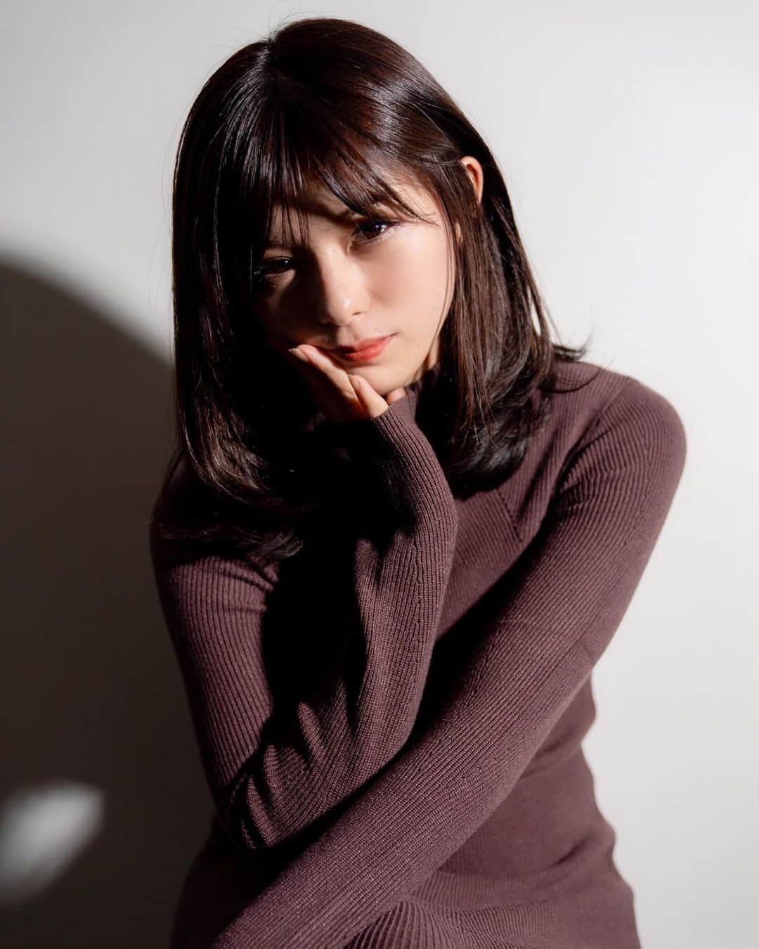 のインスタグラム：「🦥髪色とメイク﻿ ﻿ ﻿ こっくりダークトーンの和栗ブラウンと﻿ ﻿ 絶妙な肌馴染みのcelvokeのダークレッド(#11)の相性がヤバい﻿ ﻿ ﻿ SUQQUのアイシャドウ﻿ 優芍色で深みを与えたら﻿ ﻿ ﻿ 最強のブラウン美人﻿ ﻿ ﻿ この冬﻿ ﻿ 超絶オススメです🌰」