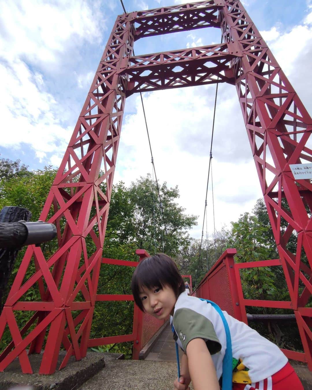 清野紗耶香さんのインスタグラム写真 - (清野紗耶香Instagram)「足を伸ばして広い広い森の公園へ🌳 #時差スタグラム   広角レンズで撮ったら、こーたが9等身になった😂  2枚目→揺れる吊橋で、私が怖がってると思ったらしく(そんなに怖く無かったんだけど) 手を繋ぎに来てくれてるところ。  #揺れる吊り橋 #まめちょびん #5歳 #男の子ママ #ig_kids #kids_japan  #こどもと暮らす #子育てぐらむ #コドモダカラ #男の子育児 #ママライフカメラ #FQキッズフォト #いこーよおでかけ部 #子供とお出かけ部 #ママタス #コズレ #瞬足   @syunsoku_official  #アキレス #syunsoku #おまえうまそうだな」11月12日 22時32分 - seino_sayaka