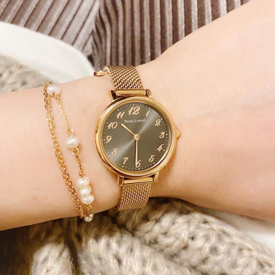 aiaiさんのインスタグラム写真 - (aiaiInstagram)「✾  チャコールグレーの落ち着いた 色合いの文字盤に ピンクゴールドが映える時計は ピエールラニエの新作 NOVAコレクション   小ぶりで可愛い新作のNOVAは 日本限定モデルです  ✾  シンプルな数字のインデックスで 繊細でエレガントなフォントが 優雅な雰囲気を醸し出し 視認性も高い見やすく 明るい文字盤  NOVAメッシュベルトウォッチに 淡水パールのブレスレットと 牛革替えベルトがセットになった 豪華なセットです  ✾  綺麗なボックスに入っているので プレゼントとしてもおススメ♡  ★フランス製 （ムーブメントは日本製） ★裏蓋に名入れなど文字の刻印も可能 ★ラッピング無料 ★送料無料  今ならお得なクーポンも出ています クリスマス早割10％OFFクーポン 期間:11/12（木）～15（日）  ピエールラニエ ノバ NOVAコレクション  パールブレスレット レザーベルトセット   @pierre_lannier_jp  #ピエールラニエ  #時計 #腕時計  #腕時計コーデ  #腕時計くら部  #腕時計好きな人と繋がりたい  #時計好き  #時計好きな人と繋がりたい #watch  #プレゼント  #ギフト  #ギフトセット  #ギフトボックス」11月12日 22時35分 - saltaiai