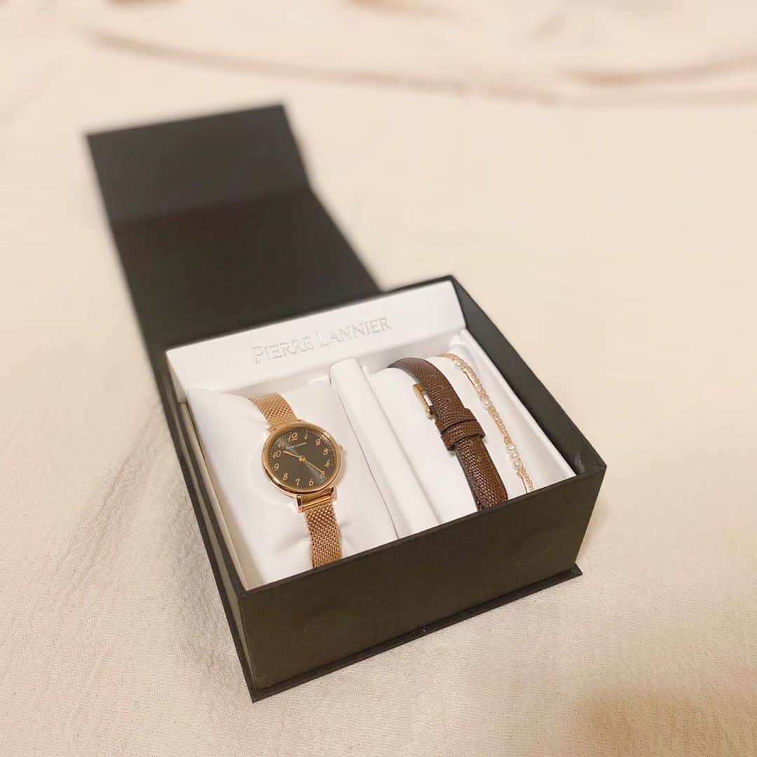 aiaiさんのインスタグラム写真 - (aiaiInstagram)「✾  チャコールグレーの落ち着いた 色合いの文字盤に ピンクゴールドが映える時計は ピエールラニエの新作 NOVAコレクション   小ぶりで可愛い新作のNOVAは 日本限定モデルです  ✾  シンプルな数字のインデックスで 繊細でエレガントなフォントが 優雅な雰囲気を醸し出し 視認性も高い見やすく 明るい文字盤  NOVAメッシュベルトウォッチに 淡水パールのブレスレットと 牛革替えベルトがセットになった 豪華なセットです  ✾  綺麗なボックスに入っているので プレゼントとしてもおススメ♡  ★フランス製 （ムーブメントは日本製） ★裏蓋に名入れなど文字の刻印も可能 ★ラッピング無料 ★送料無料  今ならお得なクーポンも出ています クリスマス早割10％OFFクーポン 期間:11/12（木）～15（日）  ピエールラニエ ノバ NOVAコレクション  パールブレスレット レザーベルトセット   @pierre_lannier_jp  #ピエールラニエ  #時計 #腕時計  #腕時計コーデ  #腕時計くら部  #腕時計好きな人と繋がりたい  #時計好き  #時計好きな人と繋がりたい #watch  #プレゼント  #ギフト  #ギフトセット  #ギフトボックス」11月12日 22時35分 - saltaiai