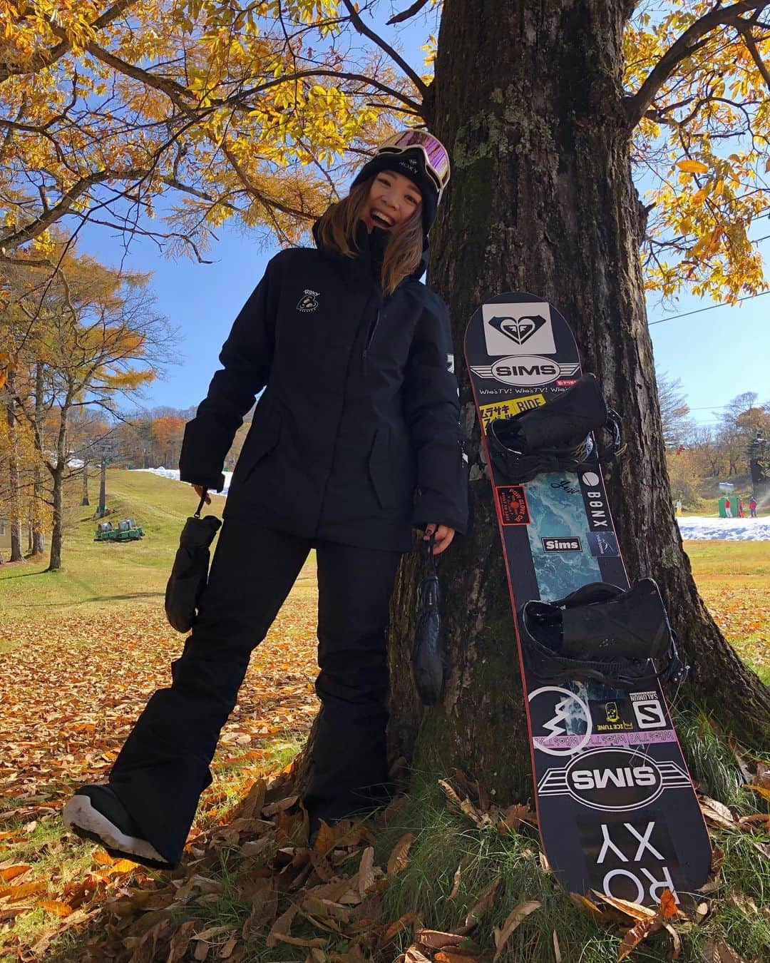 hoshinofumikaのインスタグラム：「今シーズンは久しぶりに セットアップコーデも取り入れてみたよ🖤🍁 同色のセットアップって 小物の使い方をより一層楽しめるから好き✌️💓 今しかできない紅葉スノーボード！ みんな楽しんもうねー☺️🍁 @roxyjapan ✖️ @yukachocomoo 🖤💜 📸 @asu_cham 💋 . . . . @sims_snowboards_jp @murasakisports_official  @murasakibeachwomen @powgloves @charlie_trading @salomonsnowboardsjapan @electric_women @electric #スノーボード　#初滑り　#シーズン初め　#スノボ女子　#ウェアコーデ　#ootd #スノボコーデ　#スノ#軽井沢　#軽井沢プリンスホテルスキー場」