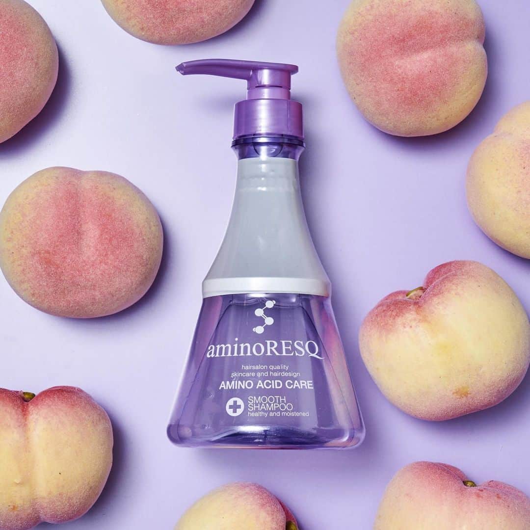 のインスタグラム：「🍑💜🍑💜🍑💜🍑﻿ ﻿ ピーチがエッセンスの﻿ アミノレスキュースムースシリーズ﻿ ﻿ 瑞々しい香りに包まれて﻿ ハッピーなバスタイムを🛁♫﻿ ﻿ ﻿ -•-•-•-•-•-•-•-•-•-•-•-•-•-•-•-•-•-•-•-﻿•-•-•-•- -TOP NOTE-﻿ Apple, Cassis, Peach, Marine note, Raspberry, Grapefruit ﻿ -MIDDLE NOTE-﻿ Rose, Jasmine, Muguet, Water lily﻿ -LAST NOTE-﻿ Musk, Amber, Cedar, Sandal, Galbanum﻿ ﻿ #aminoresq #アミノレスキュー #shampoo #シャンプー #treatment #トリートメント #haircare #ヘアケア #scalpcare #スカルプケア #アミノ酸 #アミノ酸シャンプー #new #newface #サロン品質 #モイスト #moist #smooth #保湿 #ハリコシ #ツヤ髪 #サラサラ  #ダメージケア #低刺激 #美髪 #healthy #beauty #bathtime #良い香り #🍑」