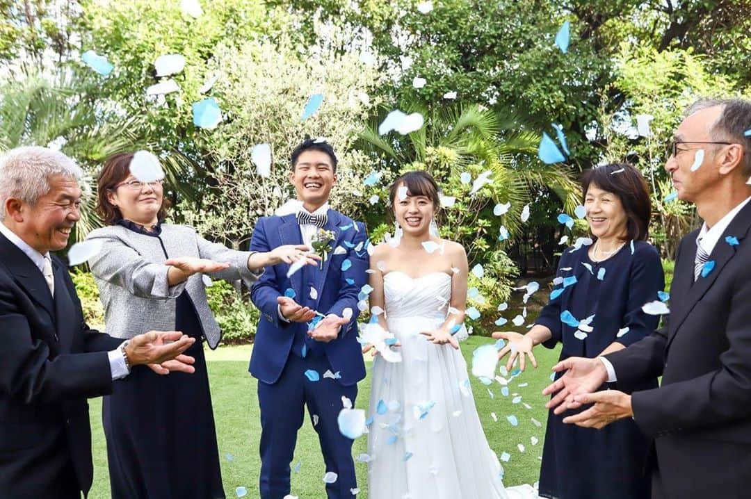 アンジェローブ 名古屋 結婚式場さんのインスタグラム写真 - (アンジェローブ 名古屋 結婚式場Instagram)「. @weddingisland_angerobe をフォローして. 『 #アンジェローブ 』のタグで. お写真を投稿してくださいね＊*. . ——————————. .  家族写真は、、、 どんなスタイルで 撮りますか？  . ——————————. . -アンジェローブの公式HPをcheck＊* http://www.angerobe.co.jp/sp/ -ブライダルフェアの予約はコチラから♪ http://www.angerobe.co.jp/sp/fair/ . ——————————. . ぜひ『 #アンジェローブ 』のハッシュタグで. ウェディングの写真を投稿してくださいね＊*. ステキなお写真はこちらのアカウントで. リグラムさせていただきます♪. . また『#アンジェローブ』のハッシュタグで. 投稿していただいた#アンジェ嫁 様は. 必ずフォローさせて頂きます💕  プレ花嫁さんも卒花嫁さんも. ずーっと繋がっていきましょう💕 ——————————. . #家族写真 #結婚式写真 #wedding  #weddingdress #👰 #ウェディングドレス #tuxedo #🤵 #タキシード #最高の笑顔 #プレ花嫁 #かわいい #結婚式準備 #卒花 #東海プレ花嫁 #名古屋プレ花嫁 #笑顔写真館 #アンジェローブ  #名古屋結婚式場 #婚約 #プロポーズ #港区 #金城ふ頭 #笑顔写真 #フラワーシャワー #結婚式家族写真 #二世代家族写真 #二世代写真」11月12日 22時46分 - weddingisland_angerobe