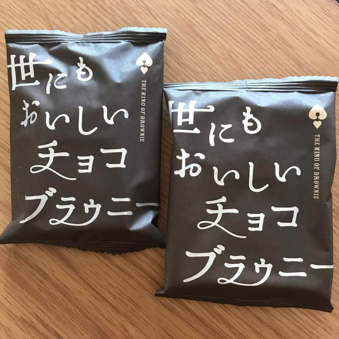 重長智子さんのインスタグラム写真 - (重長智子Instagram)「. . ネーミング最高😂😂 . 友人からの手土産が おいしすぎました💓 . 甘いものは 夜にこっそり食べます😋 . . #世にもおいしいチョコブラウニー #チョコブラウニー #アンティーク #濃厚なチョコ #ネーミングセンス #スイーツ好き #思わず手に取る #夜のお菓子」11月12日 22時47分 - tomoko_shigenaga