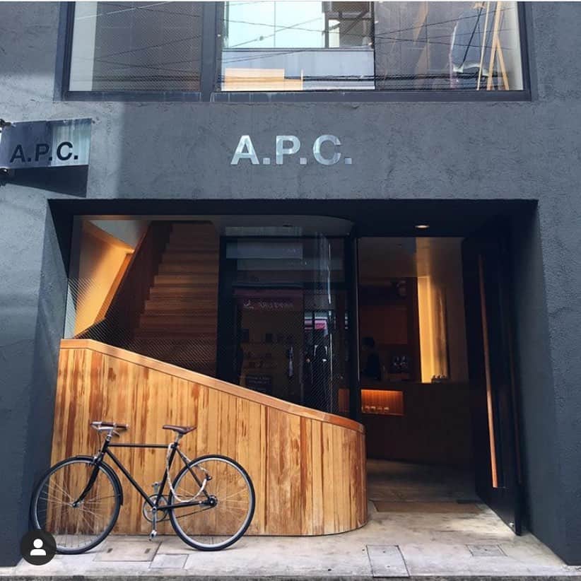 アーペーセーのインスタグラム：「A.P.C. store  Facade of A.P.C. Fukuoka store designed by @laurentderooarchitecte   Address : 1-13-21-1 Daimyo Chuo-Ku Fukuoka-Shi 810-0041 Fukuoka  Regram @_imagine._  #APC #APCstore #APCFukuoka #Japan」