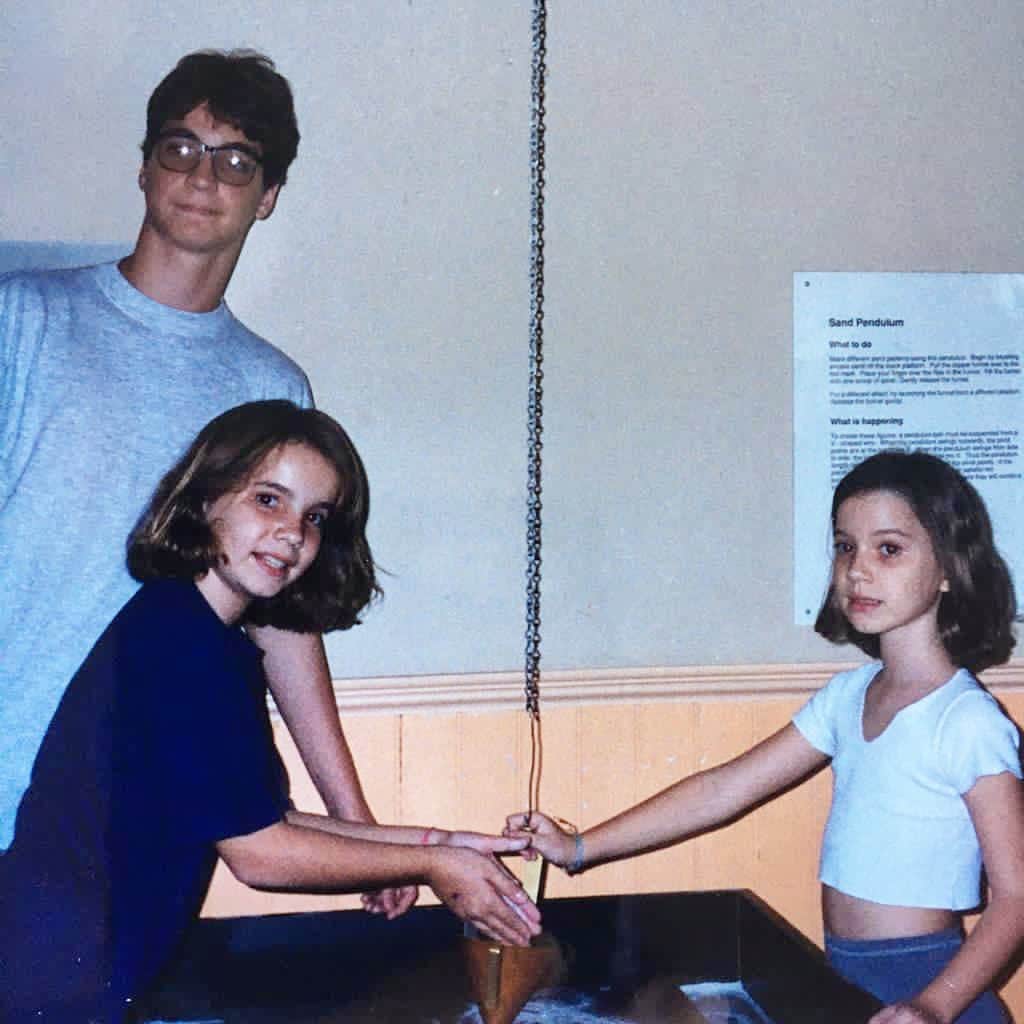 ナタリア・ディルのインスタグラム：「#tbt Diretamente dos anos 90!  Eu e meus irmão num museu! Victor e @juliadill já são 34 com vcs ❤️」