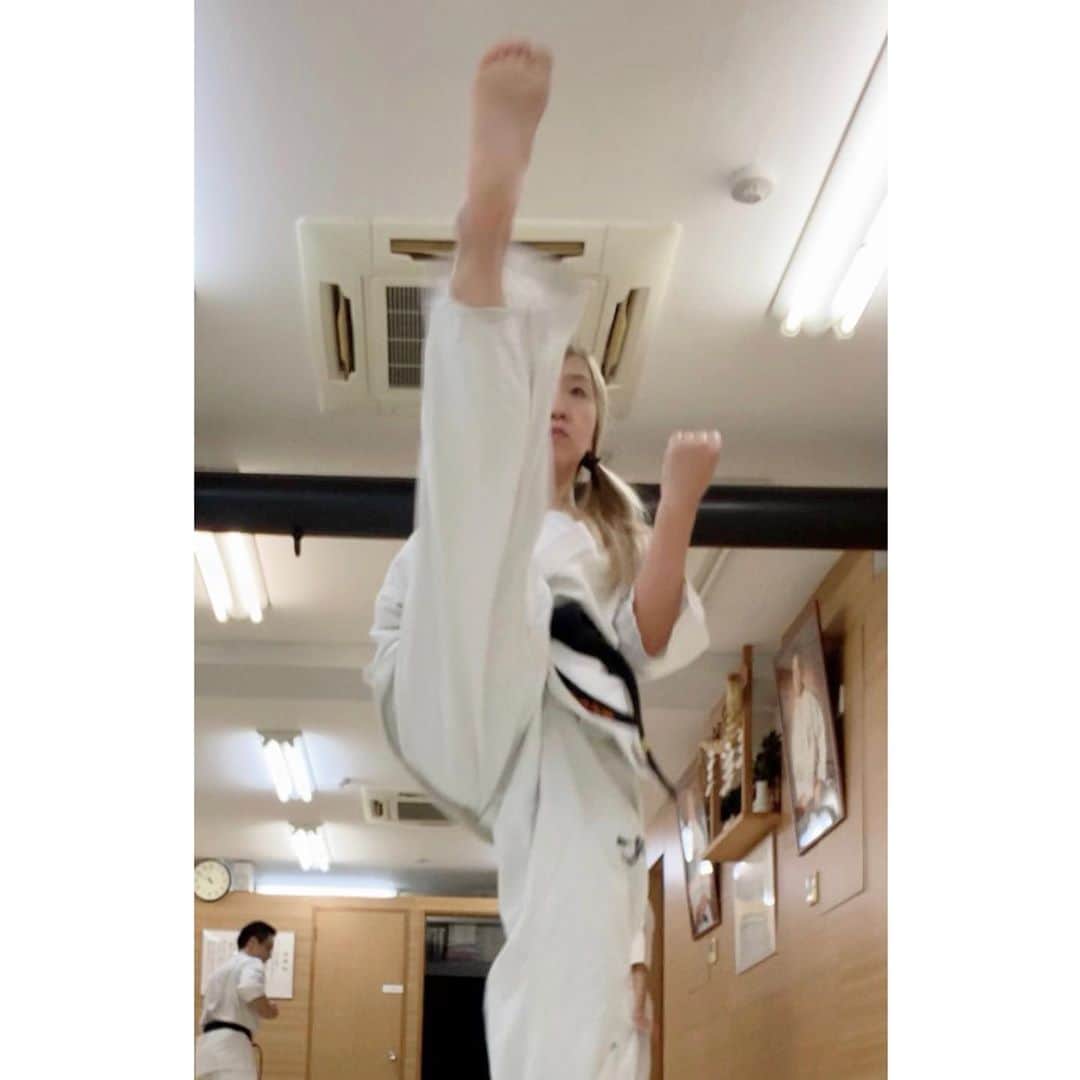 喜国雅彦＆国樹由香さんのインスタグラム写真 - (喜国雅彦＆国樹由香Instagram)「本日の空手は型。稽古後はソーシャルディスタンスな自主練でした。撃砕（ゲキサイ）その一とその二、頭と体に叩き込み中です（由）  #kyokushin #karate #kawaguchidojo  #極真会館 #心を燃やせ」11月12日 22時42分 - kunikikuni