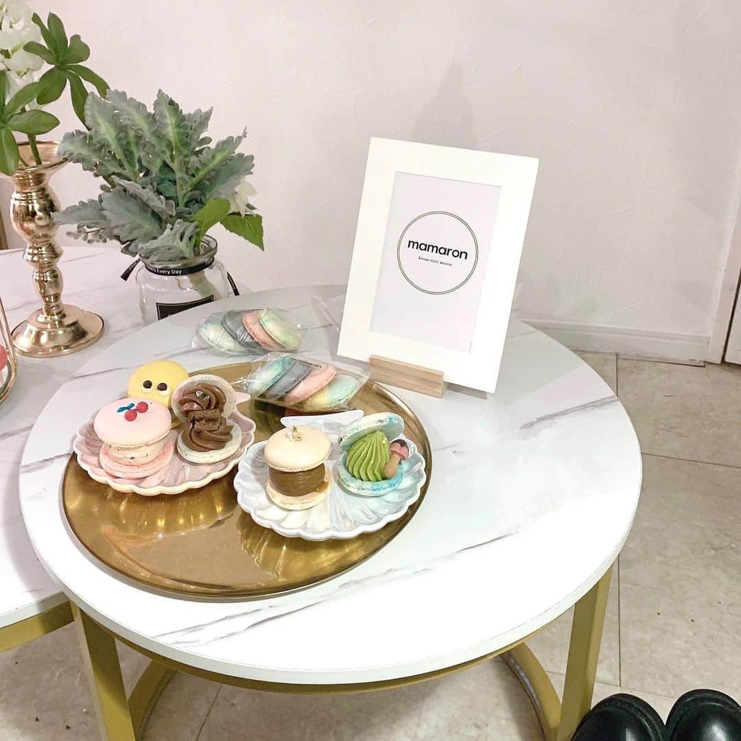 廣川奈々聖のインスタグラム：「新大久保にある #mamaron ꪔ̤̮💞﻿ ﻿ すっごく可愛いマカロン屋さんだった！﻿ ﻿ ﻿ ﻿ 新大久保のマカロン屋さんは、テイクアウトのお店がほとんどだけどここは店内で食べれるの嬉しい〜﻿ ﻿ 私は抹茶とキャラメルのマカロン食べた！﻿ ﻿ ﻿ ﻿ 店内にもすごくこだわりを感じるし﻿ 店長さんがサービスでマカロンクッキーくれたの¨̮ ﻿ 運が良かったらもらえるかも！﻿ ﻿ ﻿ ﻿ ﻿ ﻿ #ななせのcafe巡り#新大久保カフェ#新大久保グルメ#マカロン専門店#韓国マカロン#高田馬場カフェ#映えカフェ#韓国風カフェ#mamarontokyo」
