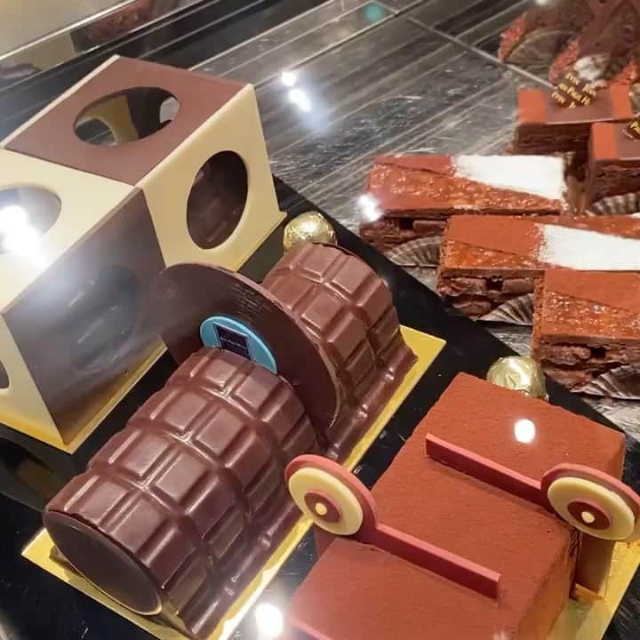 市川歩美のインスタグラム：「ジャン＝ポール・エヴァンのショーケースです⭐️  クリスマスのビュッシュがあるのがこの時期ならではです🎄  ビュッシュいろいろ。お味も素晴らしいーーーです🥰😍  #ilovechocolate  #chocolat #chocolatelovers  #chocolate #チョコレート #チョコレート大好き #チョコレート好き #ショコラ #チョコレート好きと繋がりたい #チョコレートケーキ #カカオ #jeanpaulhevin #ジャンポールエヴァン #ビュッシュドノエル #クリスマスケーキ2020」