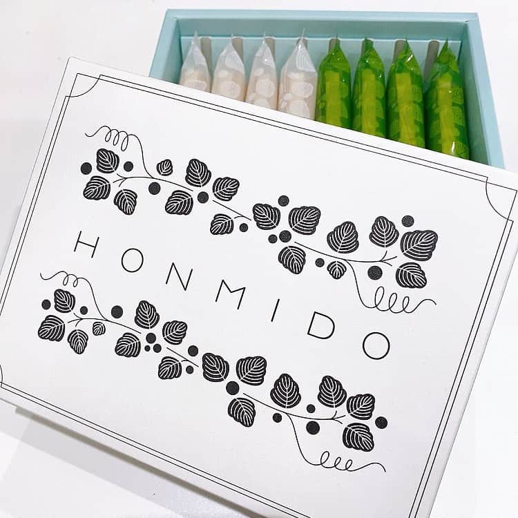 相沢あいのインスタグラム：「撮影終わりにいただいた #HONMIDO の #本実堂サンド 、 #ラングドシャ の間に繊細な #メレンゲ が挟んであって感動的に美味しい。#抹茶味 はほろ苦くて好感。パッケージデザインも素敵だし、なにかの折には真似したい！ _ #スイーツ #手土産 #手土産にオススメ #手土産スイーツ #クッキー #sweets #sweetstagram #cookies #cookie #メレンゲクッキー」