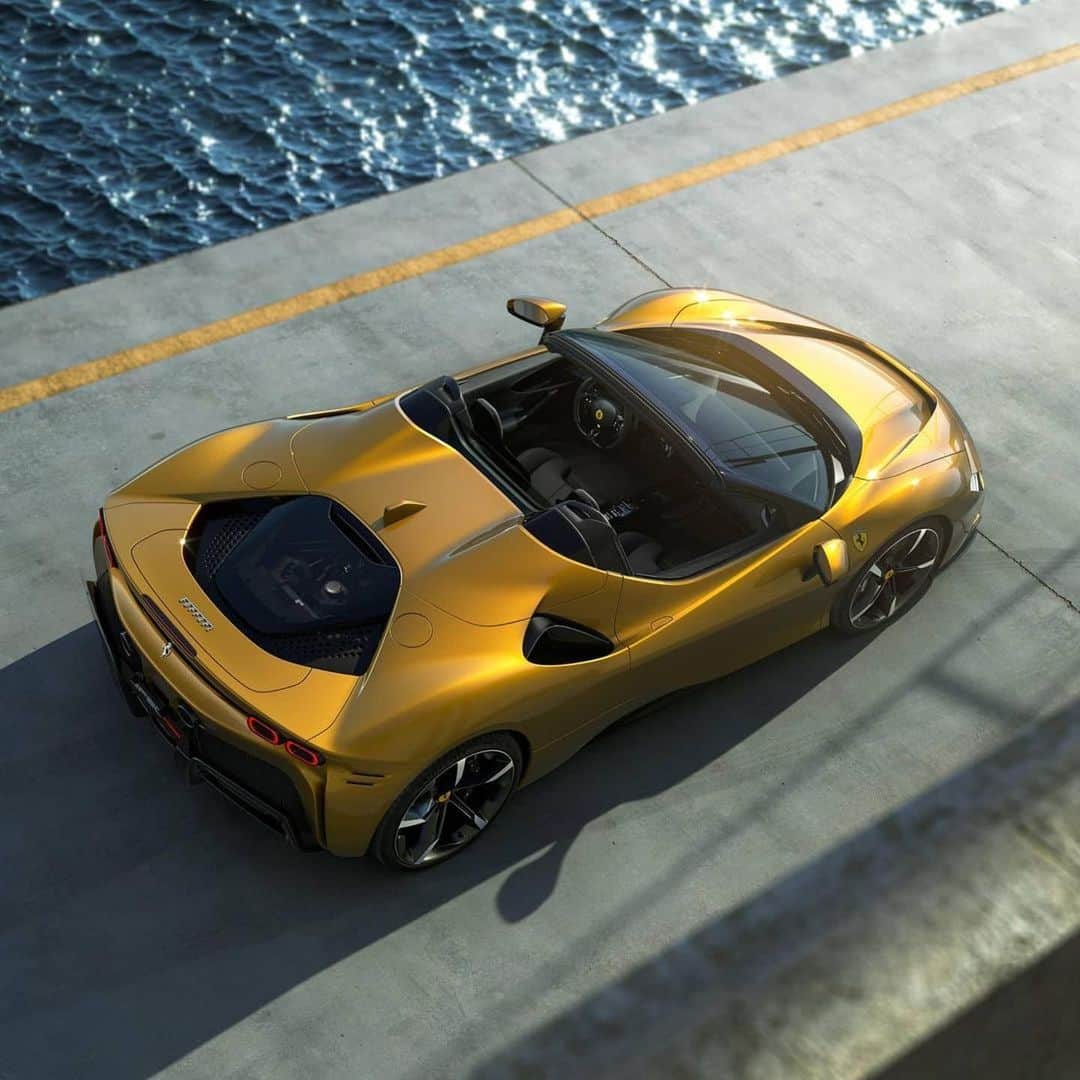 のインスタグラム：「スポーティさと自由：#FerrariSF90Spider のスポーティなデザインは #Ferrari のStylingCentreによる細心の配慮によって生み出されました。トノーエリアは車両本体とシームレスにつながり、エンジンベイカバーを通して壮大なV8の咆哮を響かせます。リトラクタブルハードトップ（RHT）は、わずか14秒で開閉し、オープントップのスリルを味わうことができます。」