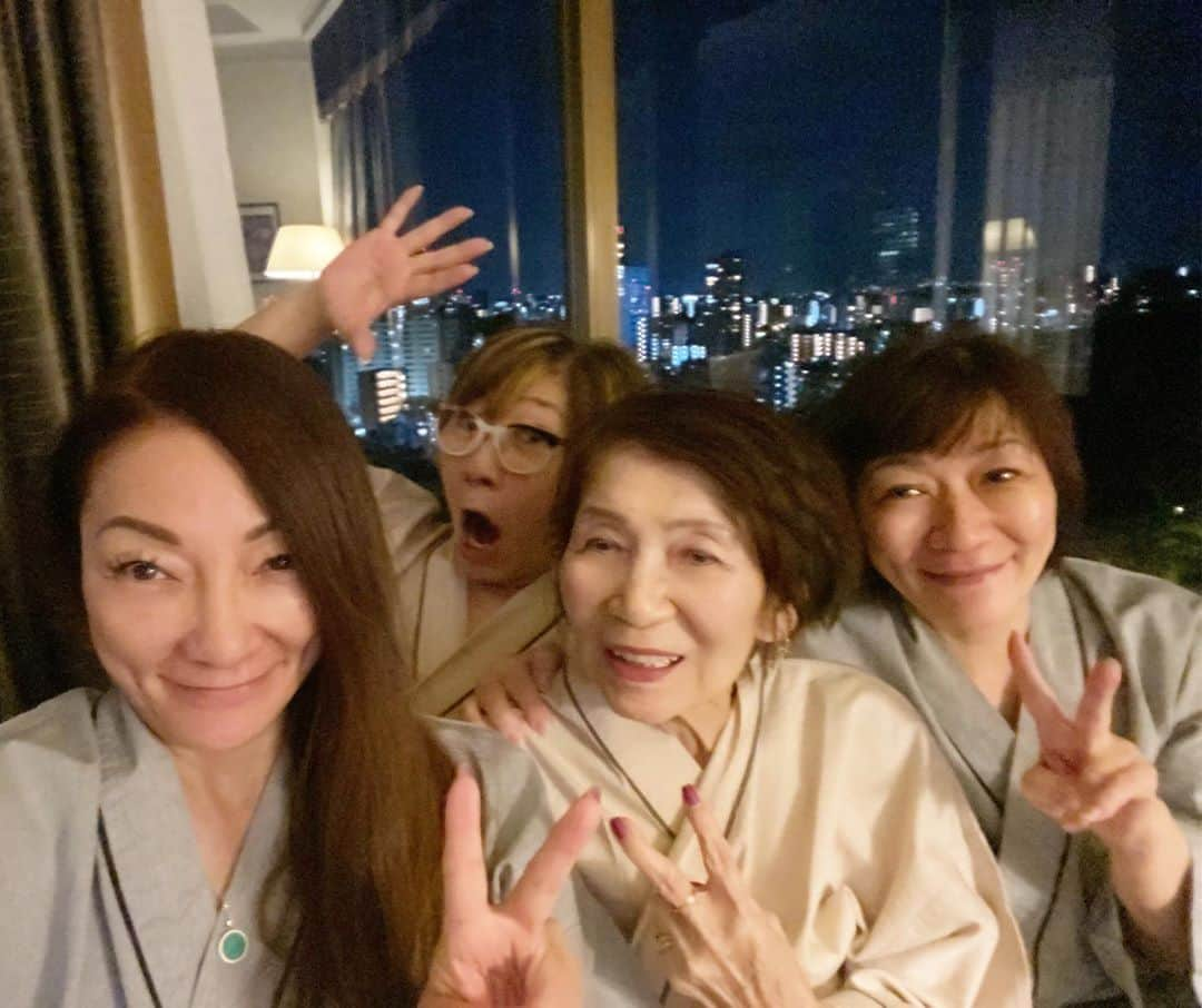 マキ・コニクソンさんのインスタグラム写真 - (マキ・コニクソンInstagram)「姉妹&母とパジャマパーティ！🎉🎉 ホテルのパジャマが凄く着心地良いの！👍🏼 皆んなでお揃い！😊  コネクティングルームだから私の部屋からお隣のお部屋の様子が分かる！ 楽しそうだねーっ！🤗🤗  ナエコちゃんは今日ずっとお部屋の窓から庭園&雲海を見ていました。 全く飽きないらしい。  私がいなくても来月また予約しなきゃ！ ワクワクする事って大切だからね！🤗  今夜も夜更かし....🥱 Sleep less in Tokyo  #椿山荘 #東京のホテル巡り  #楽しいひと時 #思い出作り #親孝行万歳🙌🏼」11月12日 22時50分 - makikonikson