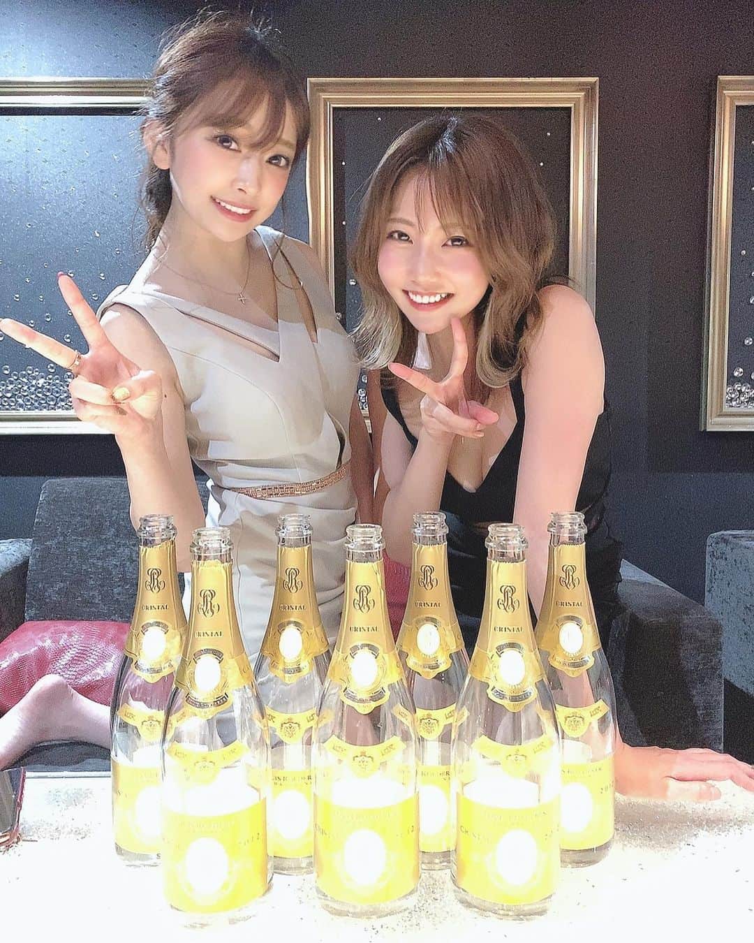 愛咲りりのインスタグラム：「情緒不安定と楽しかった日🍾💖💖 ふたりとも髪がボサボサなのは永遠の謎 #美人茶屋 #美人茶屋新宿 #キャバクラ #シャンパン」