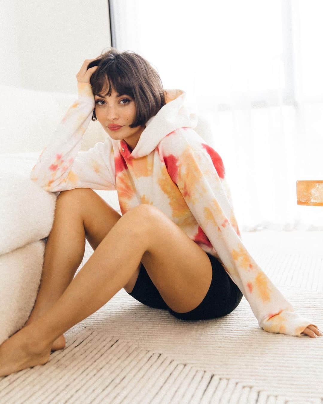 ダニジョーのインスタグラム：「Cozy morning at home with @taylorlashae 🍒 Stock up on your tie dye hoodies at dannijo.com ✨」