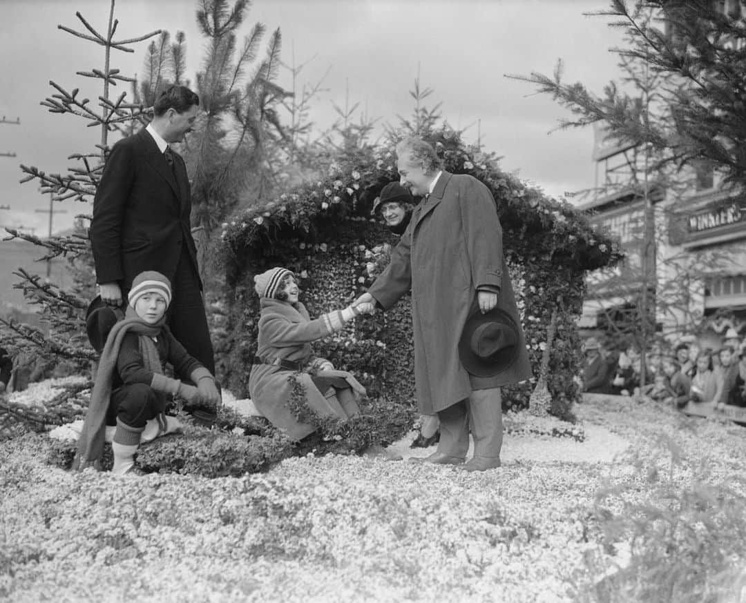 アルベルト・アインシュタインさんのインスタグラム写真 - (アルベルト・アインシュタインInstagram)「#ThrowbackThursday: Albert Einstein greets a group of children in this photo from January, 1932.」11月12日 22時56分 - alberteinstein