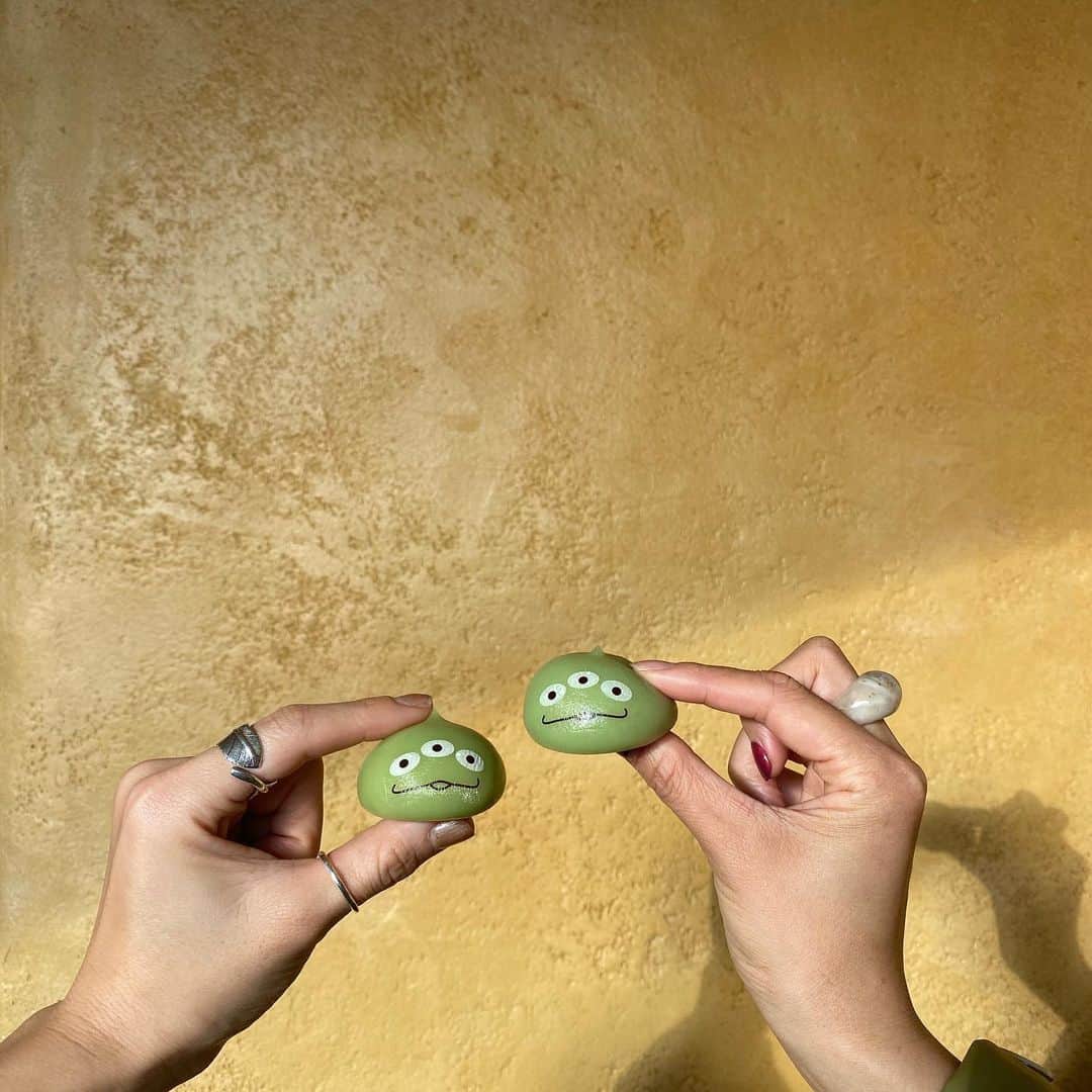 のインスタグラム：「🏰🏰🏰#Disney#disneysea#子連れディズニー#リトルグリーンまん ・ ・ ・ 実ははじめて食べた🤤💭 ・ ひとりで座れるなら乗れるということで #ジャンピンジェリーフィッシュ に 乗ってみたら意外と『ひゃっ😂』となりました！笑 ・ （３枚目） 娘の地味にびびった顔がお気に入り🤣🤣🤣✌️」