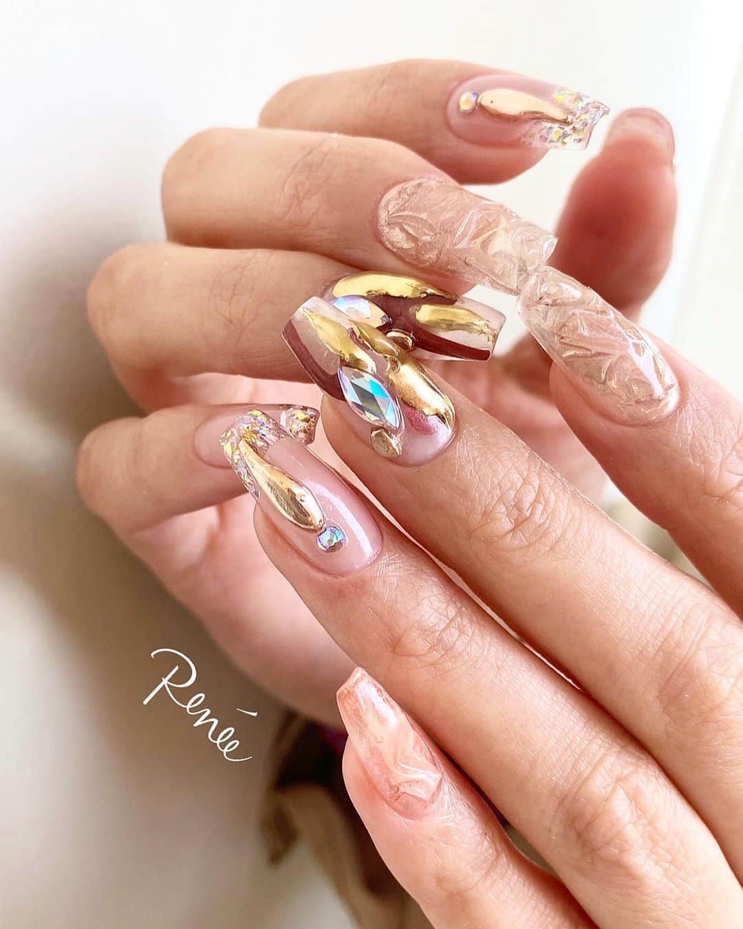 埜藤理恵のインスタグラム：「細身のスクエアで﻿ クリアを活かしたデザイン♪﻿ ﻿ rrieenée products﻿ laneige yuki @laneigenail ﻿ プロデュースパーツ ﻿ ﻿ " tear drop "﻿ #ティアドロップ ﻿ ﻿ カラーは﻿ #ゴールド﻿ #シルバー﻿ #ピンクゴールド﻿ の 3色展開です♪﻿ ﻿ 写真はピンクゴールド使用✨﻿ ﻿ @bonnail_insta ﻿ @nailshoptat ﻿ にて全国発売中です😊﻿ ﻿ #rrieenée﻿ #bonnail﻿ #teardropティアドロップ﻿ ﻿ ﻿ ﻿ ⇩🎉news🎉⇩﻿ ﻿ 2020年11月14日(土)﻿ nailsalon Renée 梅田本店﻿ BEAULAND Ashiya 芦屋店﻿ に続き3店舗目となる﻿ Renée les deux(レネレドゥ)﻿ 梅田2号店オープン！！！﻿ ﻿ ﻿ ﻿ ﻿ nailsalon Renée®︎﻿ ￣￣￣￣￣￣￣￣﻿ TV.メディア出演﻿ スタッフ全員資格保持者﻿ カラー300種類以上﻿ パーツ1000種類以上﻿ 雑誌掲載デザイン多数﻿ ﻿ ﻿ ﻿ ▫︎梅田店﻿ 【open-close】11:00〜21:00﻿ 【定休日】不定休﻿ 【add】大阪市北区堂山町15-23-908﻿ ﻿ ﻿ ▫︎芦屋店﻿ 【open-close】11:00〜21:00﻿ 【定休日】不定休﻿ 【add】芦屋市業平町6-11 Ashiya grotto 302﻿ ﻿ ﻿ ﻿ ﻿ ▶︎▶︎▶︎初回クーポンご利用頂けます﻿ ￣￣￣￣￣￣￣￣￣￣￣￣￣￣￣￣﻿ ご予約はプロフィールTOPのリンク内﻿ URLをご利用下さい。﻿ ﻿ ﻿ ﻿ メニューに迷った方やご相談は…﻿ ﻿ 　　🤍Renée公式LINE🤍﻿ ─────────────﻿  【@bos7903t】←※@から入力🔍﻿ ﻿ ﻿ ﻿ ﻿ ﻿ #nail#nails#gelnails#nailart#ネイル#ジェルネイル#美甲#네일#젤네일#nailsalonrenee#ネイルサロンレネ﻿ #大阪ネイルサロン#梅田ネイルサロン#芦屋ネイルサロン#神戸#芦屋#beauland#ビューランド﻿ #芦屋ネイルサロン#love#instagood」