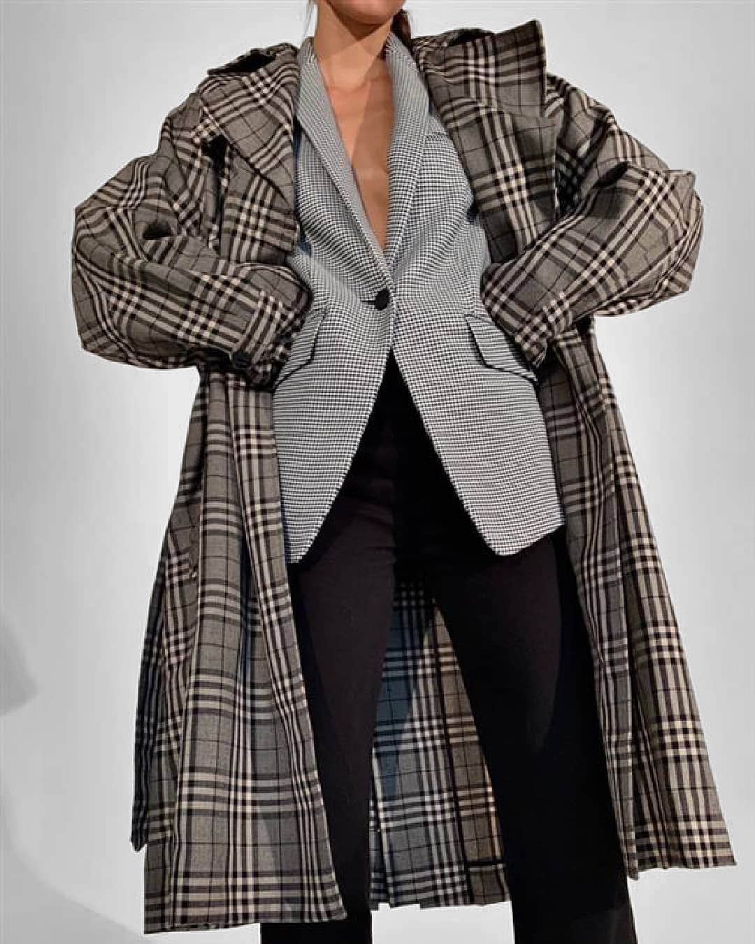 ラグ&ボーンのインスタグラム：「In the trenches with classic rag & bone silhouettes. The Harris Plaid Trench and the Andre Houndstooth blazer are layered classics.」
