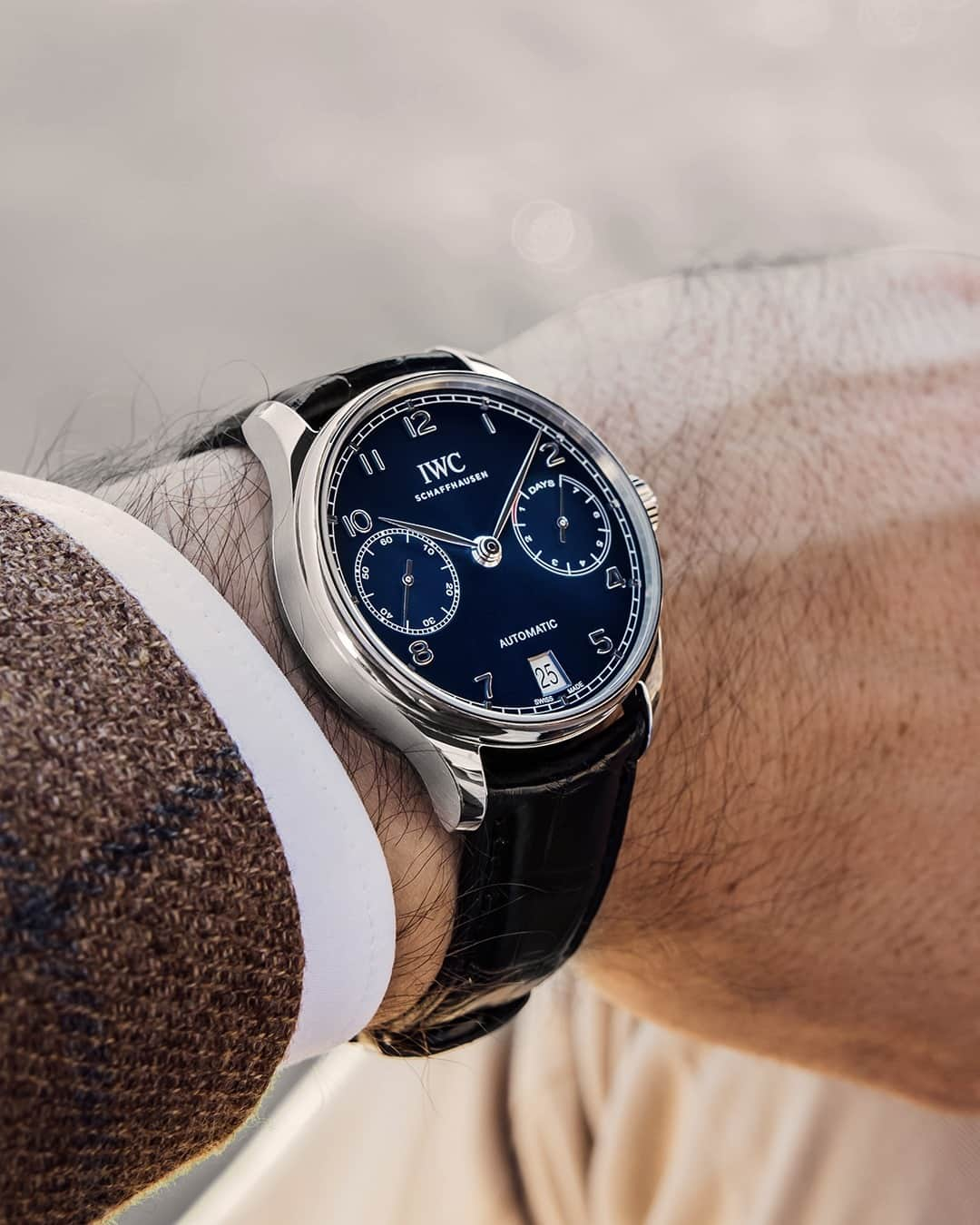 IWCさんのインスタグラム写真 - (IWCInstagram)「The #IWCPortugieser Automatic (Ref. IW500710) is available with a 42.3-millimetre stainless-steel case and blue dial. Thanks to the slimmed-down rotor, a glance through the transparent sapphire-glass back reveals even more details of the IWC-manufactured 52010-calibre, such as the black ceramic pawls in the winding system.」11月12日 23時00分 - iwcwatches