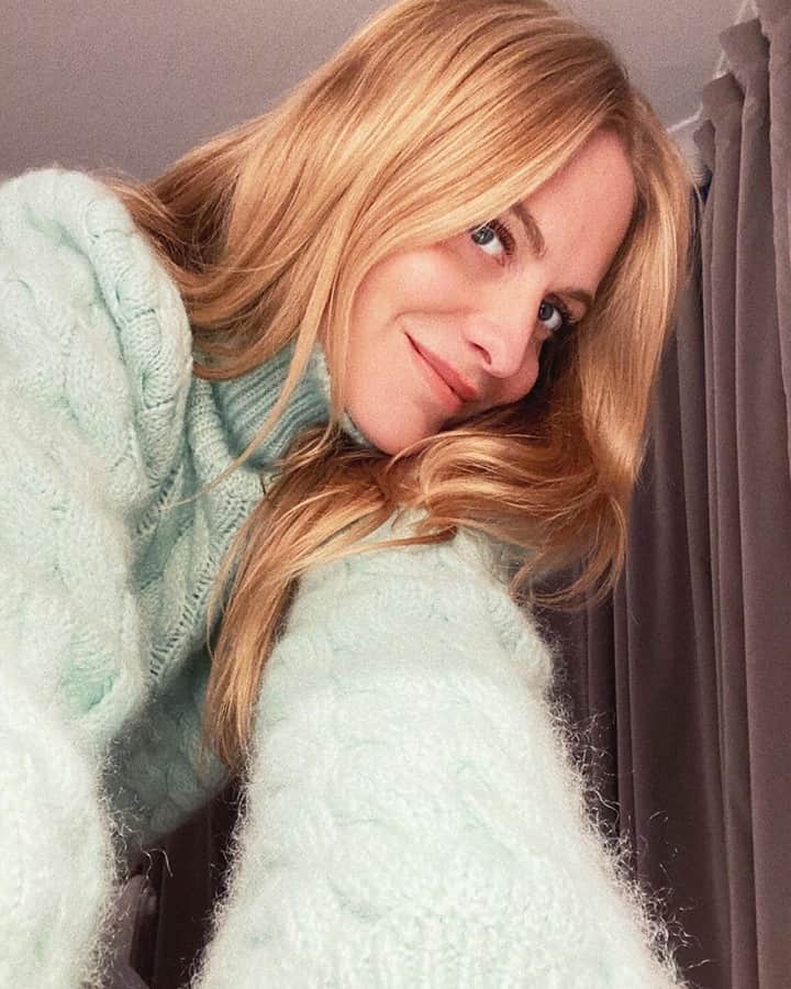 のインスタグラム：「Comfy in your sweater, cosy at home 🧶⁠ The beautiful @poppydelevingne in our OLYMPIO sweater 😻⁠ -⁠ #PaulandJoe #tribuPJ #AW12 #FW20 #comfy #cosy #sweater #knitwear」