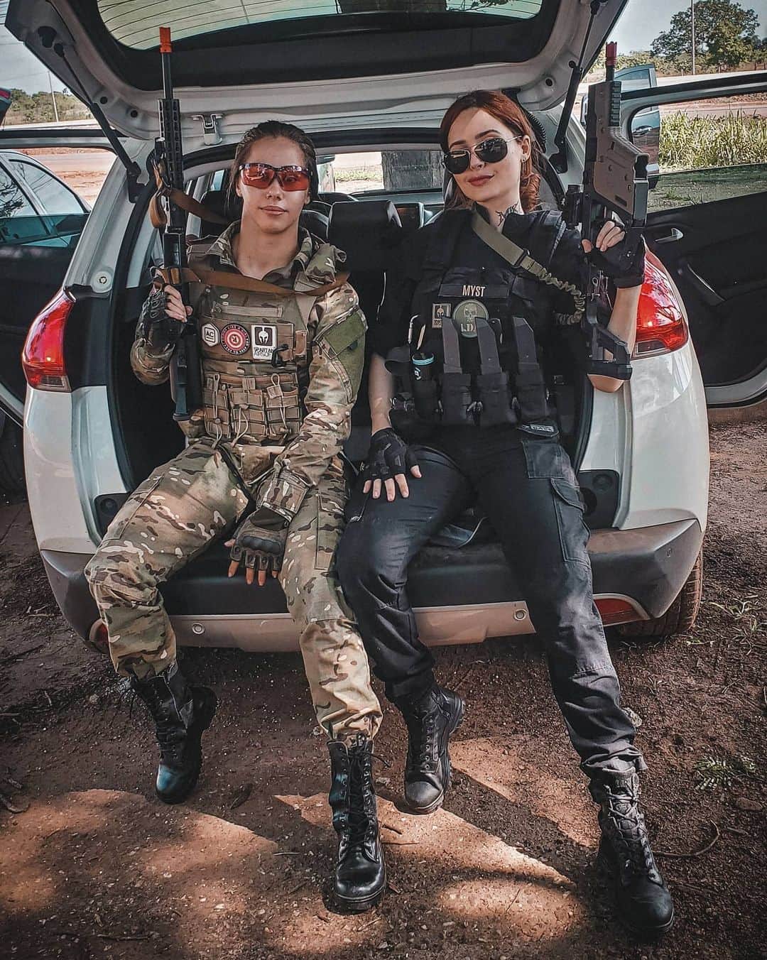 Anna Vargasのインスタグラム：「Fim de semana chegando e a vontade de ir pro campo encontrar os amiguinhos e trocar tiros já tá atiçando aqui! E aí? Vai ter jogo apesar das eleições? . Essas fotos foram tiradas no último jogo que participei organizado pela @warzoneairsoftcba no Manicômio. . Parceiros: LOJA: @store_airsoft Use o cupom MYST para ganhar 5%OFF . EQUIPAMENTOS TÁTICOS: @511tacticalbrasil . MUNIÇÃO: @spartanairsoftmunition . TREINAMENTOS TÁTICOS: @fhtreinamentosespeciais . MIRAS: @mundomira . PATCHES BORDADOS: @1ciadistintivosoficial . SITES: @sitevipinternet . CAMISETAS: @teamsix.brasil . #airsoft #airsoftbrasil #milsim #airsoftgirl #tactical #tacticool #military #airsoftcommunity #girlsandguns #fardapreta #policia #police #cop #blacksuit #bbwarz」