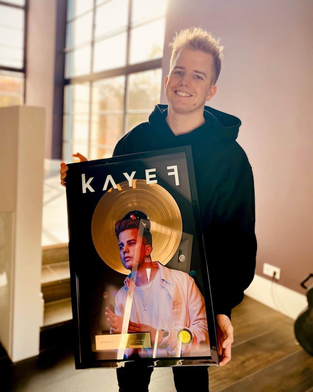 Kayefのインスタグラム：「📀 𝐆𝐎𝐋𝐃 📀 Was für ein absurdes Gefühl, jetzt einfach eine goldene Schallplatte für über 200.000 verkaufte Einheiten von „Ich würd‘ lügen“ in der Hand zu halten 😍 Ich bin so stolz man, wir haben es echt geschafft 🙌🏻 Ein riesiges DANKE geht an all die geilen Menschen die an diesem Ding mitgewirkt haben @topic @maervle  @saschabusy @coupleontour alle meine Freunde, meine Family, meinen Vertrieb, und vorallem natürlich an EUCH ❤️ Ohne euren geisteskranken Support wär es nie soweit gekommen 🔥 DANKE! All das auch noch als independent Artist, über mein eigenes kleines Label, einfach sick 🙌🏻 WHOOP WHOOP! Egal was ihr vorhabt, egal wie viele Leute sagen, dass dat nix wird - ZIEHT EINFACH DURCH!! #gold #ichwürdlügen #kayef #happyboy #goldaward」
